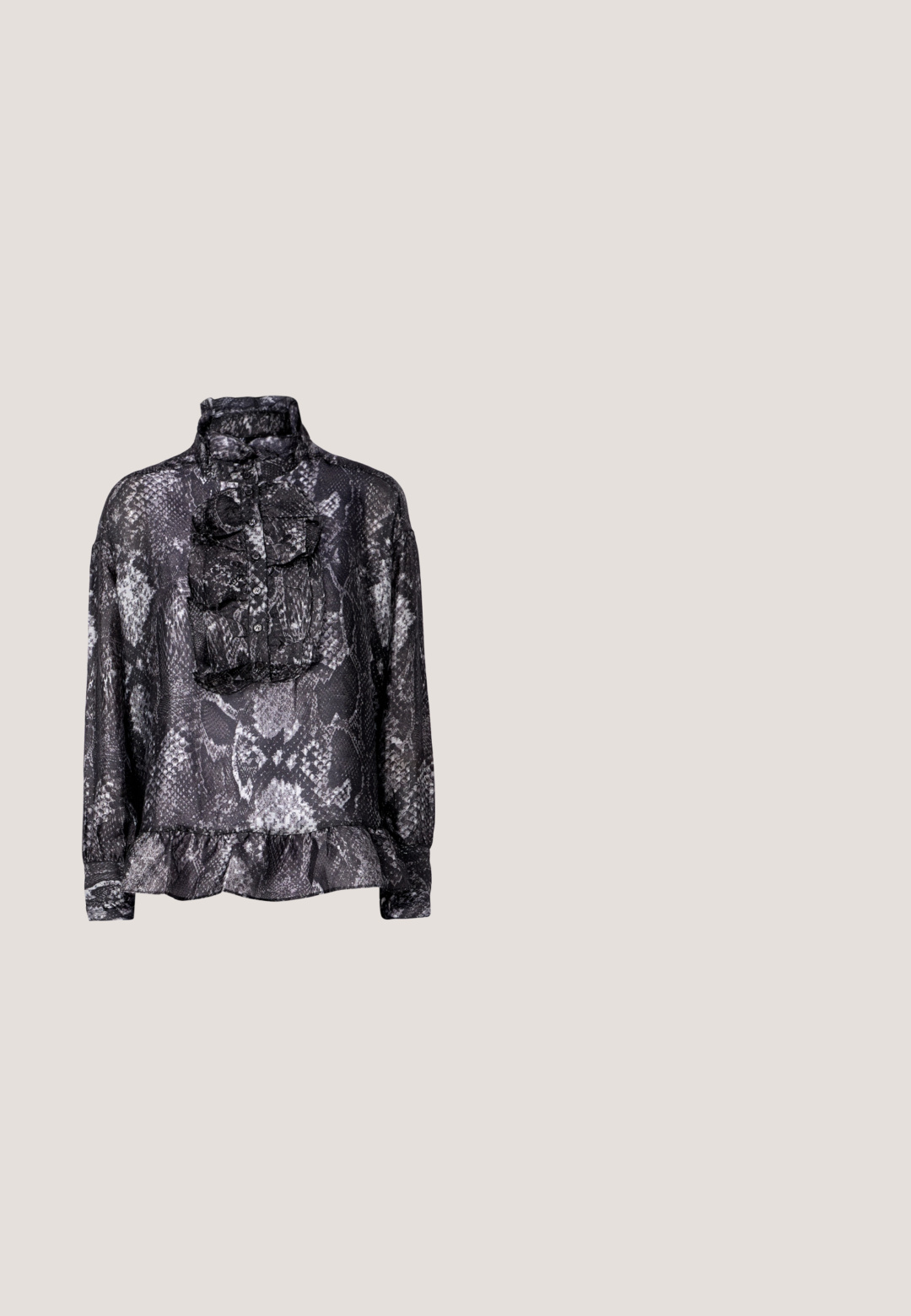 Zwart-grijze slangenprint blouse met een hoge kraag, gerimpelde knopsluiting aan de voorkant en gathered zoom. Lange mouwen met manchetten.; Zwarte flared jeans gemaakt van een gladde stof. Bevat vijf zakken, een aansluitende taille en een brede beenopening aan de onderkant.; Zwarte leren Mary Jane-schoen met dikke zool, afgeronde neus, zilveren gespsluiting en een treklus aan de achterkant.; Zwarte zonnebril met een slank rechthoekig frame en blauwe lenzen. Heeft een gladde textuur en stevige pootjes. Merklogo aan de zijkant.; Pieces PCALUANA SHOULDER BAG - Handtas - black; Zilveren hartvormige hangsloten met gegraveerde teksten "JA" en "NEE", gepolijst oppervlak, symmetrisch ontwerp en een robuuste metalen sluiting.