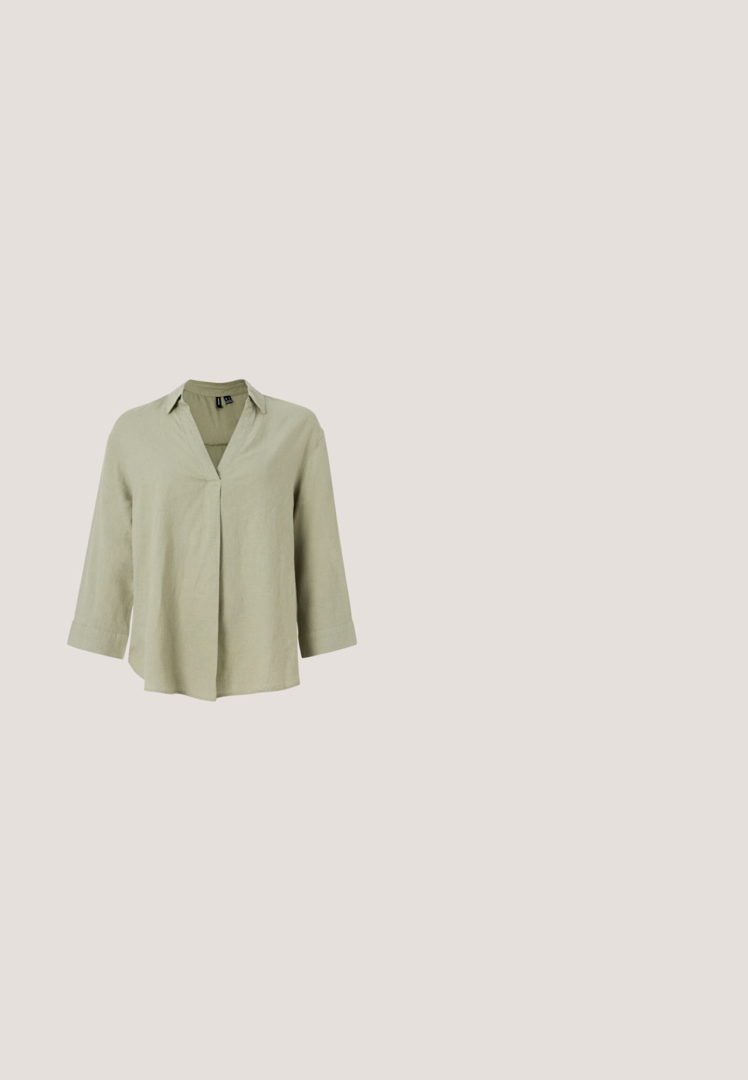 Camisa de lino verde oliva con escote en V, mangas largas y un corte relajado. Presenta un detalle de costura central y puños enrollados.; Vaqueros acampanados de mezclilla azul claro con cintura alta, que cuentan con cinco bolsillos, trabillas para cinturón y un acabado desteñido.; Bailarinas de charol marrón con punta afilada, que presentan dos correas ajustables y hebillas de plata, además de un tacón cuadrado bajo.; Gafas de sol redondas con tinte marrón y un marco burdeos brillante. Patillas delgadas con un sutil detalle de marca. Diseño de lentes planos.; Bolso de mano de piel marrón oscura con cremallera superior curva y una correa fina para el hombro con cierres dorados sobre un fondo liso.; Cinturón de ante marrón con hebilla ovalada plateada y ojales metálicos, enrollado sobre un fondo blanco.