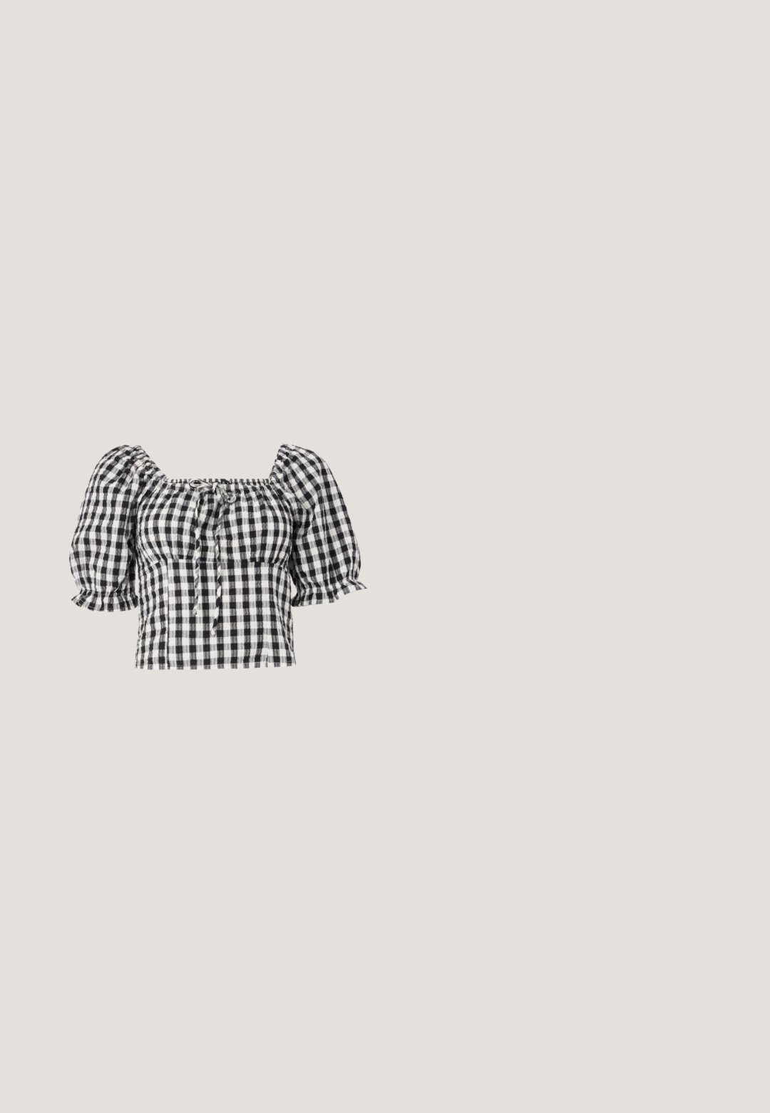 Blusa de gingham en blanco y negro con mangas abullonadas, escote cuadrado y detalle de lazo en la parte delantera. Tejido ligero con textura fruncida.; Pantalones cortos de algodón negro con cintura elástica y dobladillo con puntas que presenta detalles perforados en los bordes. Tela suave y ligera.; Zapato plano de piel negra tipo slingback con punta cuadrada, que presenta un ribete brillante de charol y correas ajustables para un ajuste seguro.; Gafas de sol ovaladas negras con lentes oscuras y un logo dorado en forma de "C" en la patilla, mostradas sobre un fondo blanco liso.; Bolso de tela negra con un patrón texturizado y tejido. Presenta una forma suave y redondeada y asas cortas y resistentes.; Dos pulseras de cuentas plateadas sobre un fondo blanco; una con cuentas irregulares y la otra con cuentas uniformes y un pequeño colgante en forma de gota.