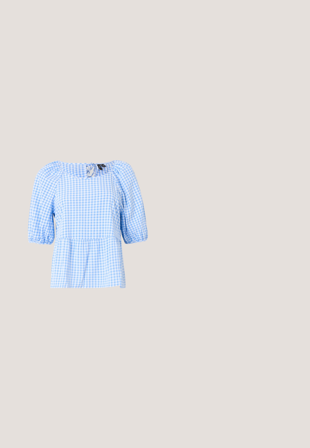 Blusa de cuadros en azul y blanco, con escote fruncido y mangas cortas con volantes, con un dobladillo tipo peplum y un detalle de abertura en la parte trasera.; Vaqueros de pierna ancha de color azul claro con cintura alta, dobladillos deshilachados y detalles de costura en contraste, fabricados en tejido de mezclilla.; Zapato plano slingback de cuero negro con puntera puntiaguda, que presenta dos correas horizontales y hebillas plateadas cuadradas, tacón bajo y textura suave.; Even&Odd by Zalando Gafas de sol - black; Bolso de mano de imitación cuero blanco con una forma triangular estructurada, correa ajustable única y cierre con solapa acentuada en curva.; Pendientes de aro de plata con un acabado pulido, que presentan una forma circular y un cierre de gancho. Textura suave con detalles mínimos.