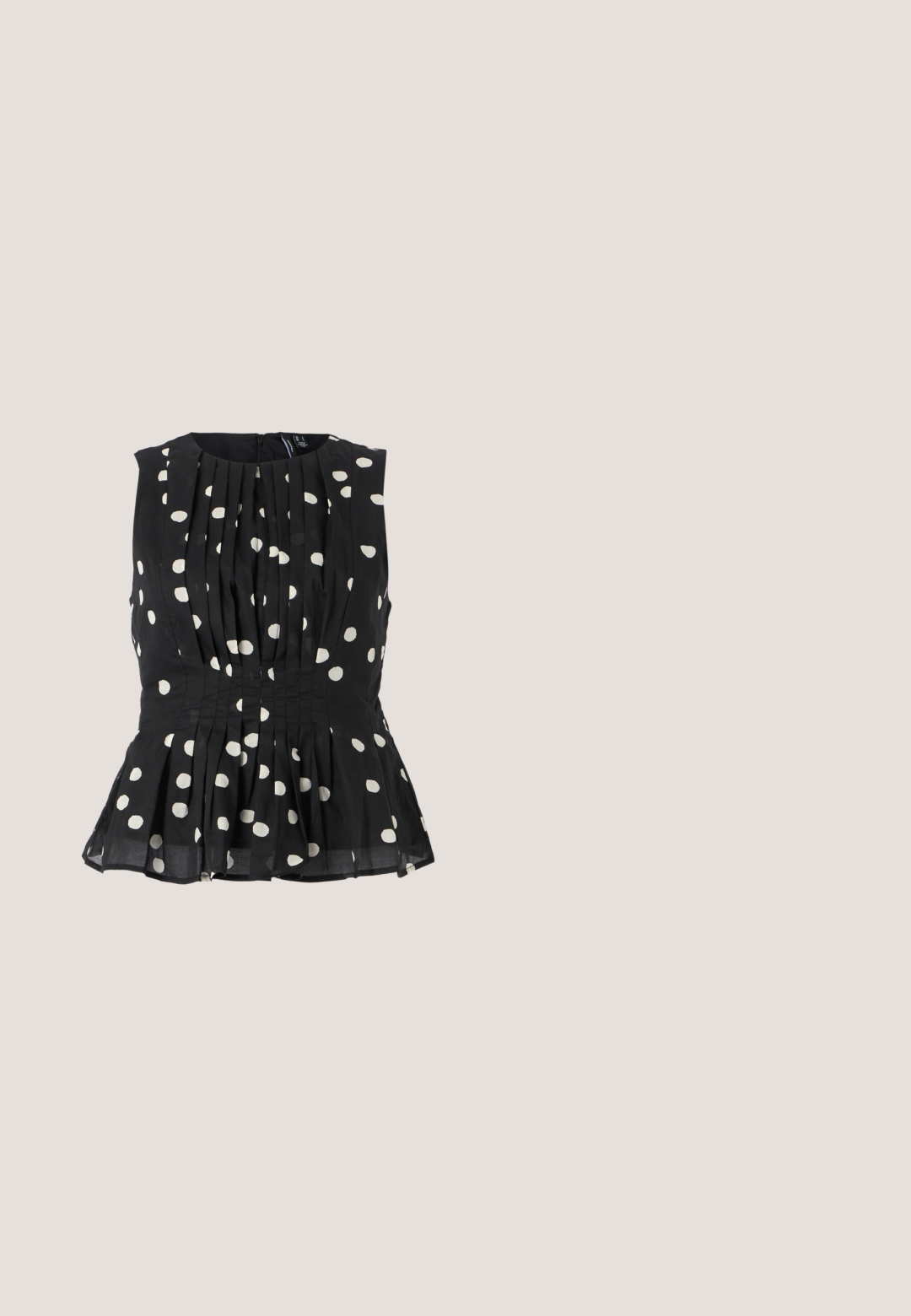 Haut sans manches noir à pois blancs, avec un design plissé et un ourlet en peplum. Le tissu semble léger et texturé. Fermeture éclair à l'arrière.; Jean noir avec une coupe large, ornés d'un motif de clous en argent dispersés sur les poches et la taille. Fabriqué en tissu denim.; Escarpin noir à bout pointu avec un panneau en maille transparente, orné de petits clous. Doté d'un accent nœud sur le talon.; Lunettes de soleil noires angulaires avec des verres sombres, monture en plastique brillant, accents dorés sur les tempes et un design géométrique unique.; Sac seau noir tissé avec une seule bandoulière réglable et une garniture en cuir lisse en haut, marqué "SAMSØE SAMSØE."; Boucles d'oreilles argentées en forme d'étoile avec surface texturée, présentant une pierre précieuse ronde et claire au centre. Finition scintillante qui rehausse l'attrait visuel.