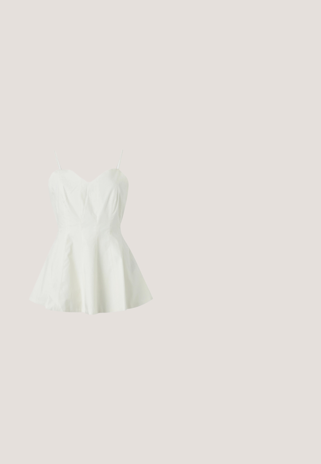 Witte mouwloze jurk met dunne spaghettibandjes en een aansluitend lijfje dat uitloopt in een korte A-lijn rok.; Witte linnen broek met wijde pijpen, een zachte textuur en een hoge taille. Heeft een eenvoudige en strakke silhouet zonder versieringen.; Beige kitten heel schoen met puntige neus en een subtiel patroon, zwevend boven een reflecterend oppervlak bij metalen draad organizers.; Ovale bruine zonnebril met donkere schildpadpatroon monturen en gouden "McQueen" branding op de armen, rustend op een witte ondergrond.; Beige leren handtas met een gestructureerd ontwerp, een bovenhandvat, afneembare schouderriem, goudkleurige accenten en een sluiting aan de voorkant.; Gouden metalen armband met een bloemmotief aan de ene kant en een ronde witte parel aan de andere kant. Het ontwerp is strak en minimalistisch.