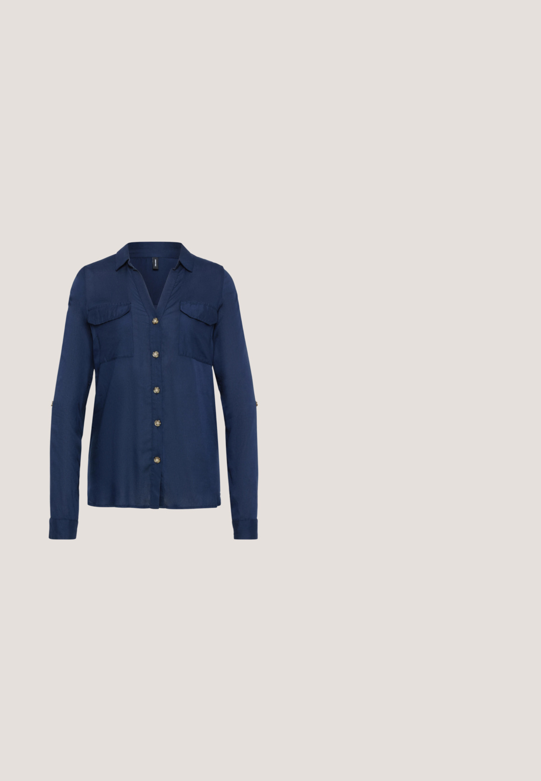 Marineblauwe button-up shirt met lange mouwen, twee borstzakken en goudkleurige knopen. Glad materiaal met een kraag en een iets relaxte pasvorm.; Wijduitlopende spijkerbroeken in medium blauwe denim. Hoge taille met een gladde afwerking, vervaagde voorkant en subtiele stikdetails. Gesloten in de taille met een knoop.; Zwarte leren enkellaarzen met lage blokhakken gedragen met een zwarte broek en een donkergrijze lange jas.; Bruine schildpad zonnebril met een vintage cat-eye vorm en bruine lenzen. Heeft gebogen armen met rode accenten.; Pieces PCALUANA SHOULDER BAG - Handtas - black; Gouden hoepel oorbellen met een halve maan vorm, gepolijste oppervlakte en scharnier sluiting. De gladde textuur en weerspiegelende afwerking vergroten de zichtbaarheid.