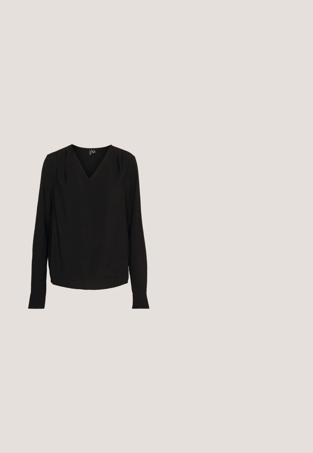 Vero Moda Tall VMLENA - Blouse - black; ONLY ONLELORA VIKA FLARE PANT - Broek - black; Zwarte enkellaarsjes van glanzend materiaal met een vierkante neus en taps toelopende hak, afgezet tegen een glanzende zilveren gecapitonneerde achtergrond.; Bruin getinte zonnebril met een schildpadmotief, hoekig montuur en slanke armen. Lichtgewicht kunststof materiaal.; Gouden metalen ringoorbellen met een vierkante vorm, gladde randen en een gepolijste afwerking, die het licht weerkaatsen met een glanzend oppervlak.; Zwarte leren riem met een vlak ontwerp en afgeronde uiteinden. Voorzien van een vierkante gesp in goudkleur en een gladde textuur.