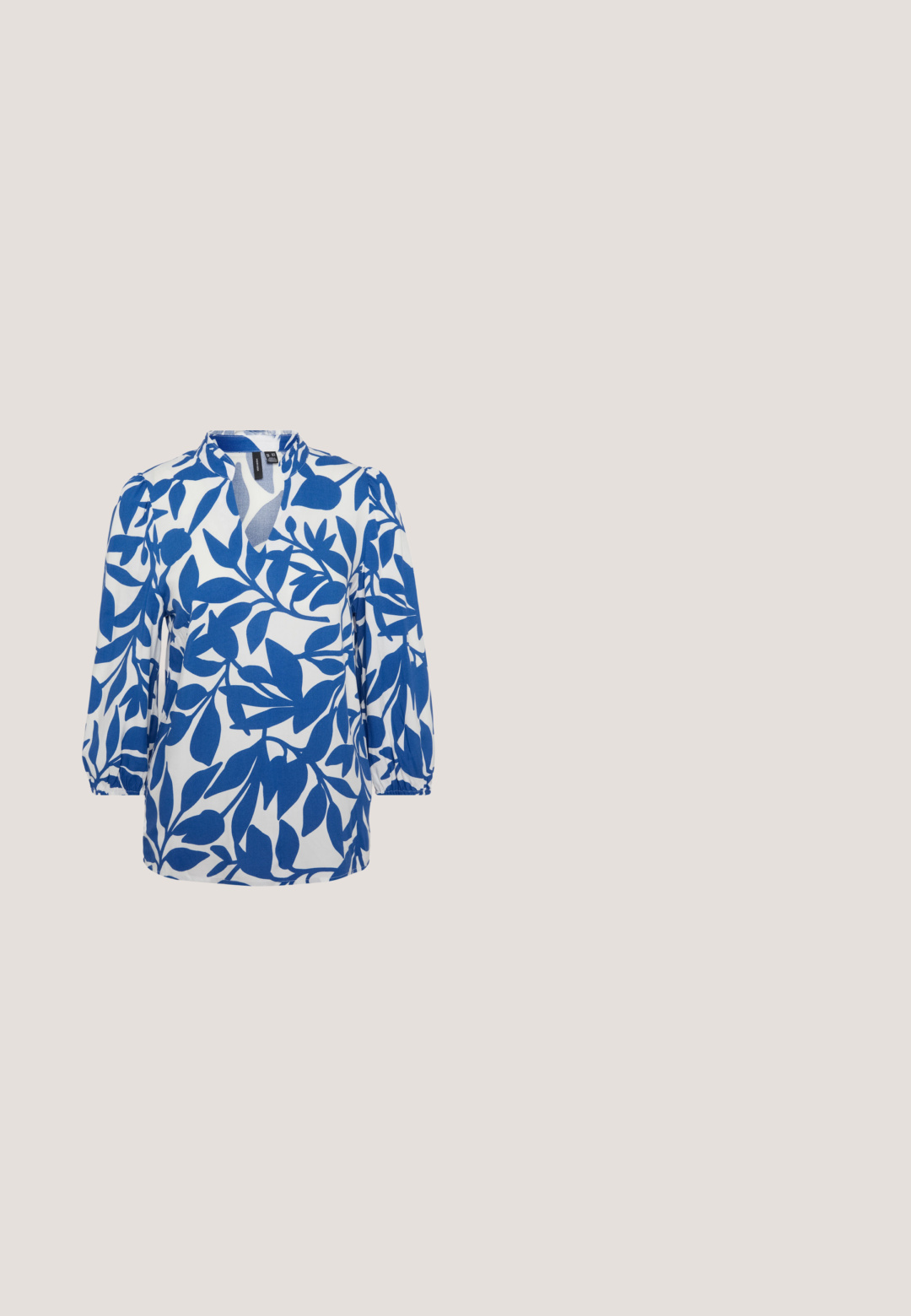Blouse à motif bleu et blanc avec un col en V, des manches bouffantes trois-quarts et un design floral de feuilles sur un tissu léger.; Jean évasés blancs en denim de coton, avec une taille haute, une fermeture à boutons et quatre poches, offrant une texture lisse.; Chaussure slingback en cuir blanc avec un bout pointu, détail de boucle en argent et petit talon noir en bloc. Texture lisse et design minimaliste.; Lunettes de soleil hexagonales avec des verres gris dégradés, une monture transparente teintée de rose et des branches fines roses portant le logo "vogue."; Sac à main en cuir synthétique blanc avec une forme triangulaire structurée, une bandoulière unique réglable et un rabat à courbes accentuées.; Paire de boucles d'oreilles créoles argentées brillantes avec fermoirs en fil fin, présentée sur un fond gris clair.