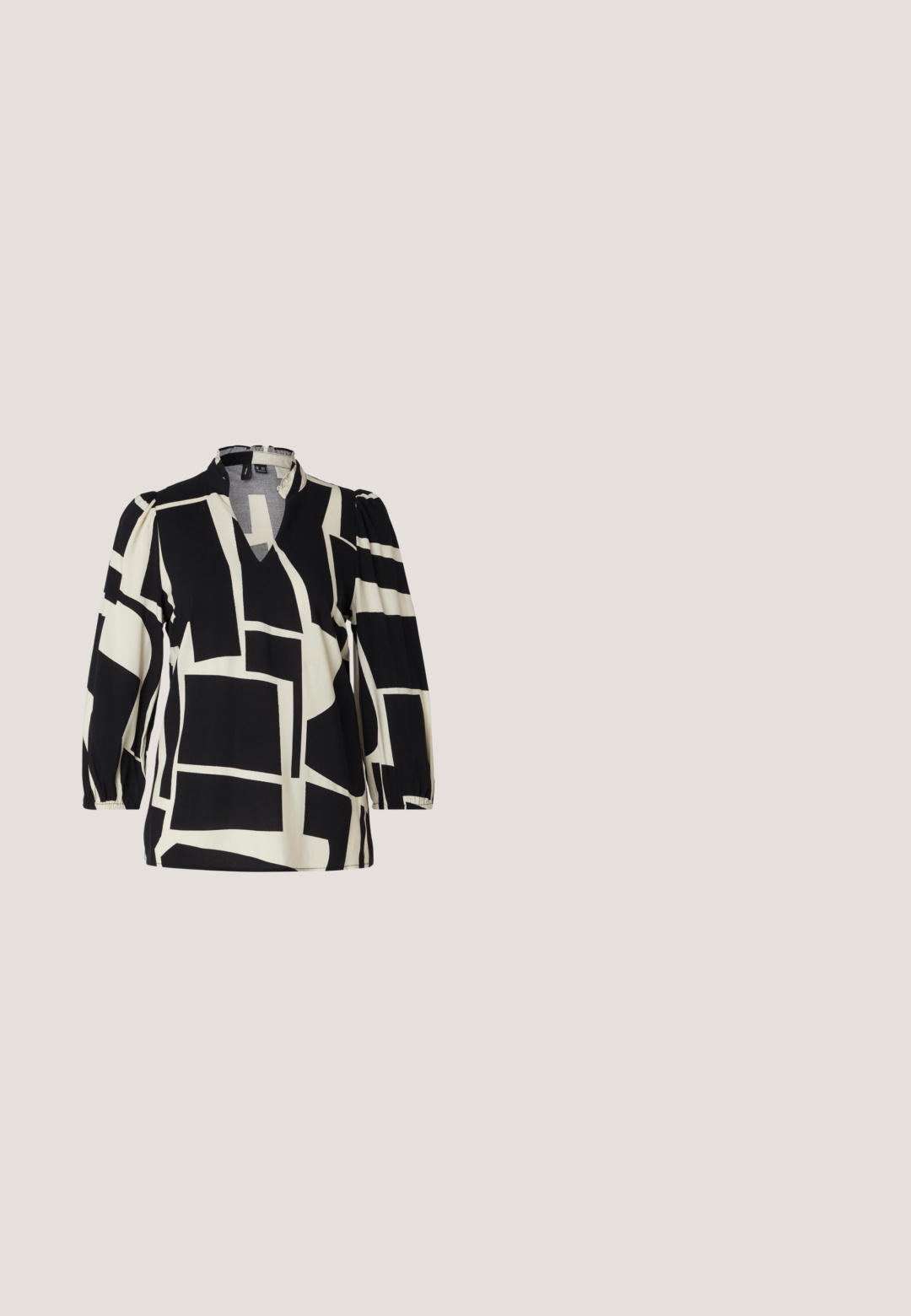 Blusa negra y crema con un patrón geométrico en bloques, escote en V profundo y mangas abullonadas, hecha de tejido ligero.; Pantalones de pierna ancha negros, confeccionados en una tela suave y elástica. Cuentan con una cintura elástica lisa y un diseño limpio y sin adornos.; Piernas con pantalones ajustados negros con aberturas frontales en el dobladillo, combinados con zapatos planos Mary Jane negros con una pequeña correa con hebilla.; Gafas de sol negras en forma de ojo de gato con un acabado mate, que presentan lentes ahumados grises, ángulos pronunciados y brazos laterales elegantes. Nombre de la marca visible en el interior del brazo.; Bolso de mano de cuero negro suave con parte superior fruncida y dos asas gruesas atadas en nudos sobre un fondo claro y liso.; Pendientes de aro de plata con un acabado pulido, que presentan una forma circular y un cierre de gancho. Textura suave con detalles mínimos.