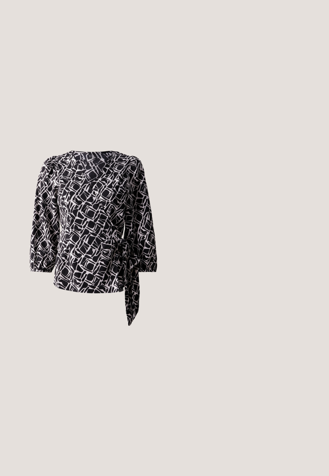 Schwarz-weiße gemusterte Bluse mit Dreiviertelärmeln, Wickeldesign, strukturiertem Stoff und seitlichem Bindedetail.; Schwarze, weite Hosen aus luftigem Material, mit glatter Textur, vorderem Knopfverschluss und Seitentaschen.; Schwarzer Leder-Midirock mit glatter Textur; verfügt über einen Taillenbund und Seitentaschen. Kombiniert mit glänzenden schwarzen Absatzschuhen.; Schwarze Sonnenbrille mit einem schlanken, kantigen Design, dunklen Gläsern und einem kontrastierenden silbernen Logo an der Seite. Glatte Kunststoffoberfläche.; Schwarze Handtasche aus Lackleder mit goldfarbenen Beschlägen, doppelten Tragegriffen oben und verstellbarem Schulterriemen. Strukturiertes Design mit Akzentnähten.; Paar silberne Spiral-Creolen mit glattem, rundem Design auf einfachem weißem Hintergrund.
