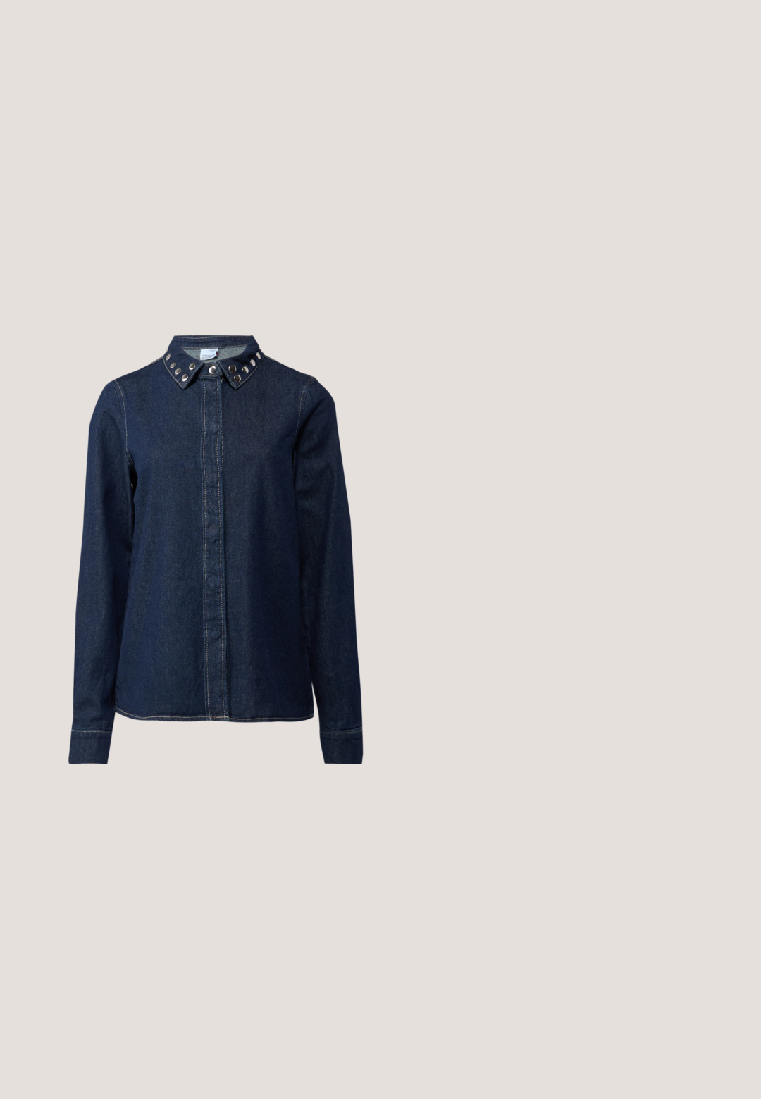 Tumedate denimpaita nupuga, pikad varrukad ja krae, millel on dekoratiivsed metallnõelad. Sile tekstuur, klassikaline lõige.; Good American ALWAYS FIT GOOD - Bootcut-teksad - indigo; Must mustaanklite saapad, millel on terav nina, paks konts ja lai rihm, millel on küljes ümmargune hõbedane pandla. Sile tekstuur.; Mustad mustrayad, millel on sujuv, nurkne disain, tumedad läätsed ja kontrasteeriv hõbedane logo külgedel. Siledast plastikust tekstuur.; Must mustraskotist õlakott, millel on üks käepide, lukuga sulgemine ja ees väike ruudukujuline hõbedane logo.; Hõbedased metallist rõngakõrvarõngad tekstureeritud kujundusega, millel on väike kinnituskate ja bränding ühel rõngal. Ümar kuju ja poleeritud viimistlus.