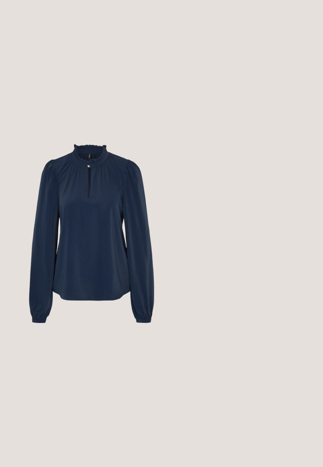 Blusa de manga larga azul marino con un cuello rizado, una pequeña abertura en forma de llave y mangas gatheradas con puños elásticos. Textura suave.; Jeans de denim azul oscuro con corte ajustado, que presentan una cintura de altura media, presillas para cinturón, cinco bolsillos y una sutil textura desgastada.; Bota negra de tacón alto con punta afilada y una silueta tipo calcetín. Tejido texturizado adornado con pequeñas cuentas. Diseño de tacón de aguja.; Gafas de sol cuadradas negras de gran tamaño con lentes degradados oscuros y varillas delgadas, con pequeño logotipo dorado "Love Moschino" en el lateral.; Pequeño bolso de mano dorado con lentejuelas, cierre plateado y asa corta de cadena plateada sobre un fondo claro y liso.; Anillo de pulsera de acrílico transparente con una superficie lisa y pulida y un diseño simple y abierto. Presenta una apariencia minimalista y moderna.