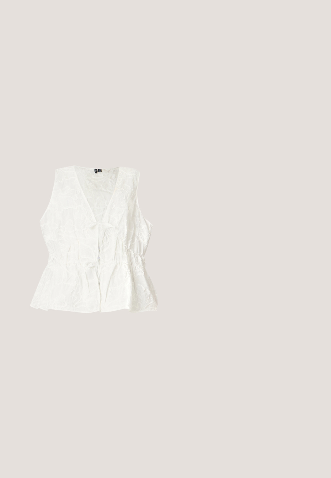 Blouse blanche sans manches à col en V, motif floral texturé, taille froncée et détail noué à l’avant, posée à plat sur un fond clair.; Shorts en tissu bleu clair avec une ceinture élastique et une ceinture nouée à l'avant, présentés sur un fond uni.; Sandale espadrille à talon compensé avec une tige en toile beige, un bout en métal doré brillant et un tour de cheville en corde tressée. Elle présente un talon en jute texturé.; Lunettes de soleil œil de chat écaille de tortue avec des verres bruns et de petits cristaux incrustés le long des branches et des bords de la monture.; Sac fourre-tout tissé brun foncé avec des motifs floraux et deux longues poignées tressées sur un fond clair uni.; Ensemble de cinq paires de boucles d'oreilles dorées, comprenant des clous et des créoles, présentant des designs texturés et floraux avec des formes et des tailles variées.