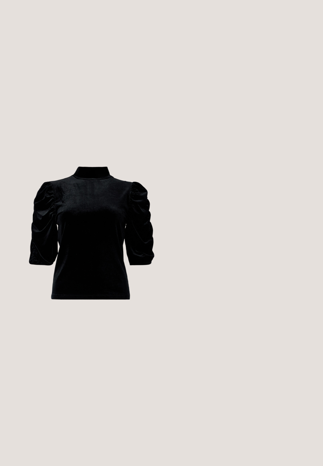 Top de terciopelo negro con un alto cuello, mangas cortas abullonadas y una silueta ajustada. Textura suave con un acabado liso y elegante.; ONLY Pantalones - black; Mule de tacón alto de charol negro con puntera abierta y gran decoración floral en la tira delantera sobre fondo liso.; Gafas de sol cuadradas negras de gran tamaño con lentes oscuras degradadas y patillas finas beige sobre fondo claro.; Bolso de mano negro de cuero con una forma estructurada, asa arrugada y brillante, acentos en oro y una correa desmontable.; Collar y pulsera en tono dorado que presentan charms redondos adornados con cristales, unidos por delicadas cadenas con cierres ajustables.