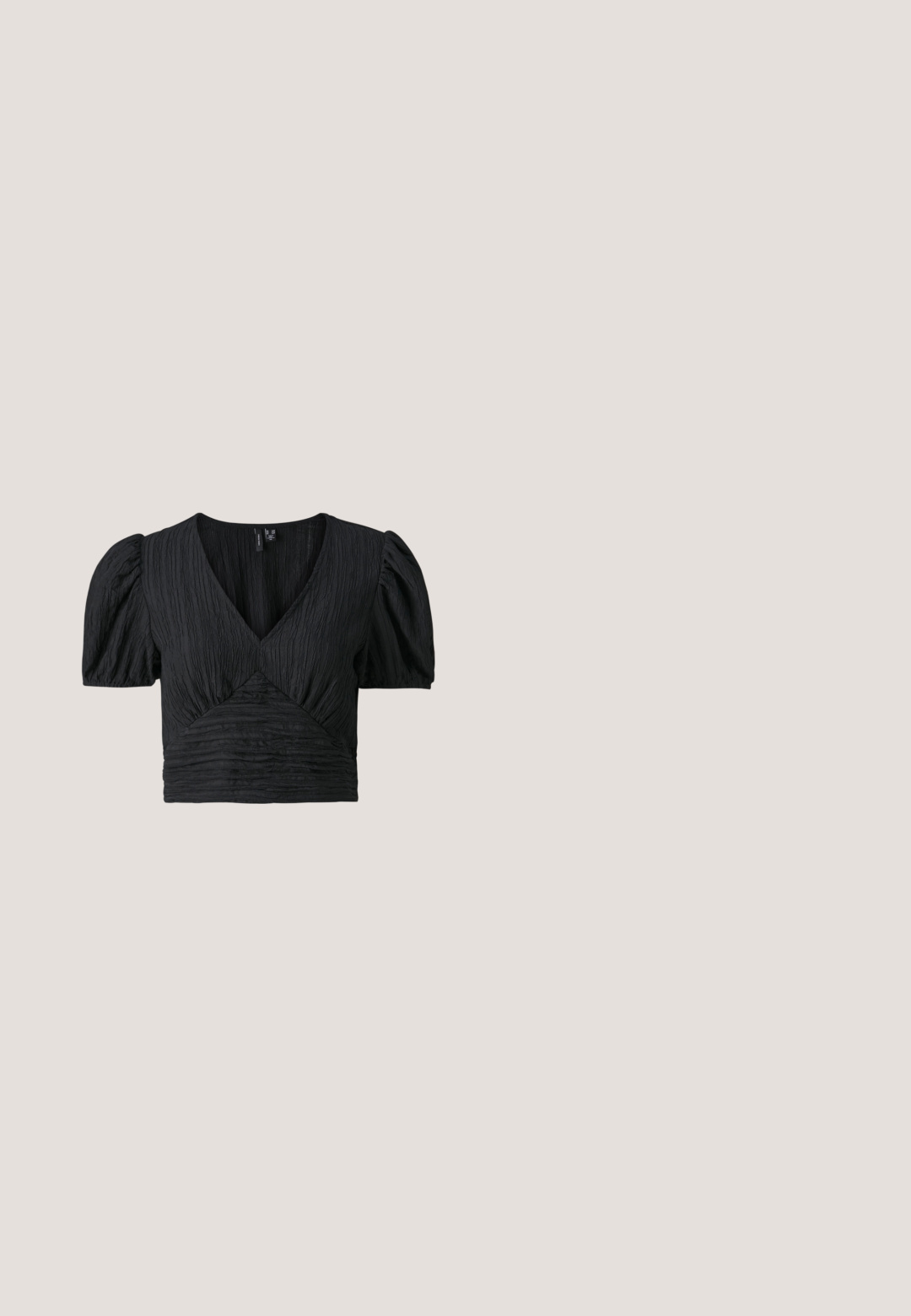 Schwarze, kurze Bluse mit texturiertem, gefältetem Design. Mit tiefem V-Ausschnitt und Puffärmeln, die eine feminine Silhouette schaffen.; Schwarz-weißer Rock mit Blattmuster aus leichtem, strukturiertem Stoff, mit elastischem Bund und bodenlanger Schnittführung.; Schwarze flache Sandale mit Knöchelriemen und kleinen floralen Verzierungen an dünnen vorderen Riemen, seitlich auf weißem Hintergrund gezeigt.; Schwarze Sonnenbrille mit rechteckigem Rahmen, dunklen Gläsern, glattem Kunststoffmaterial und einem metallischen Akzent am Bügel.; Schwarze Lederhandtasche mit strukturiertem Design, rundem Haltegriff und abnehmbarem Schulterriemen. Sie weist eine glatte Oberfläche und einen subtilen Glanz auf.; Ein Paar dünne, silberne, offene Creolenohrringe mit flacher, glatter Oberfläche und Hakenverschluss vor einem weißen Hintergrund.