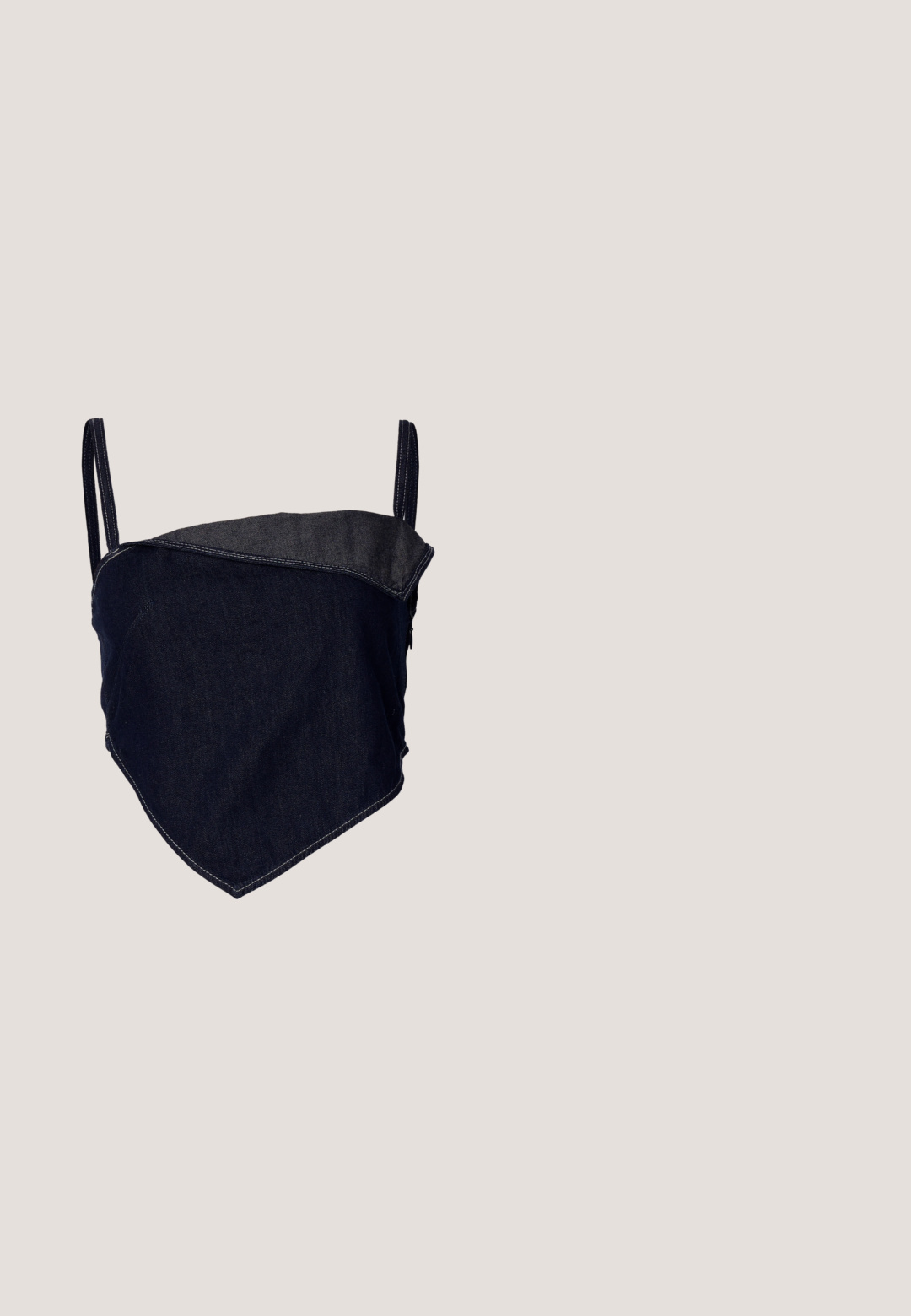 Bralette en denim avec un design ajusté. Tissu bleu foncé avec un panneau angulaire plus clair. Bretelles réglables et détails de couture visibles.; Jean évasés avec un motif zèbre noir et beige, en denim, dotés d'un design à cinq poches et de détails de couture visibles.; Chaussure slingback en cuir verni noir avec bout pointu et petit talon bloc incliné sur fond clair uni.; Lunettes ovales avec une monture métallique argentée, verres transparents et accents de branches texturées avec perles. Design léger avec des branches courbées.; Sac à main noir avec un extérieur en maille, une poignée tissée et un laçage décoratif. Comprend une bandoulière amovible et des accents en matériel contrastants.; Boucles d'oreilles en argent avec une finition polie, présentant une forme circulaire et une fermeture à charnière. Texture lisse avec un minimum de détails.