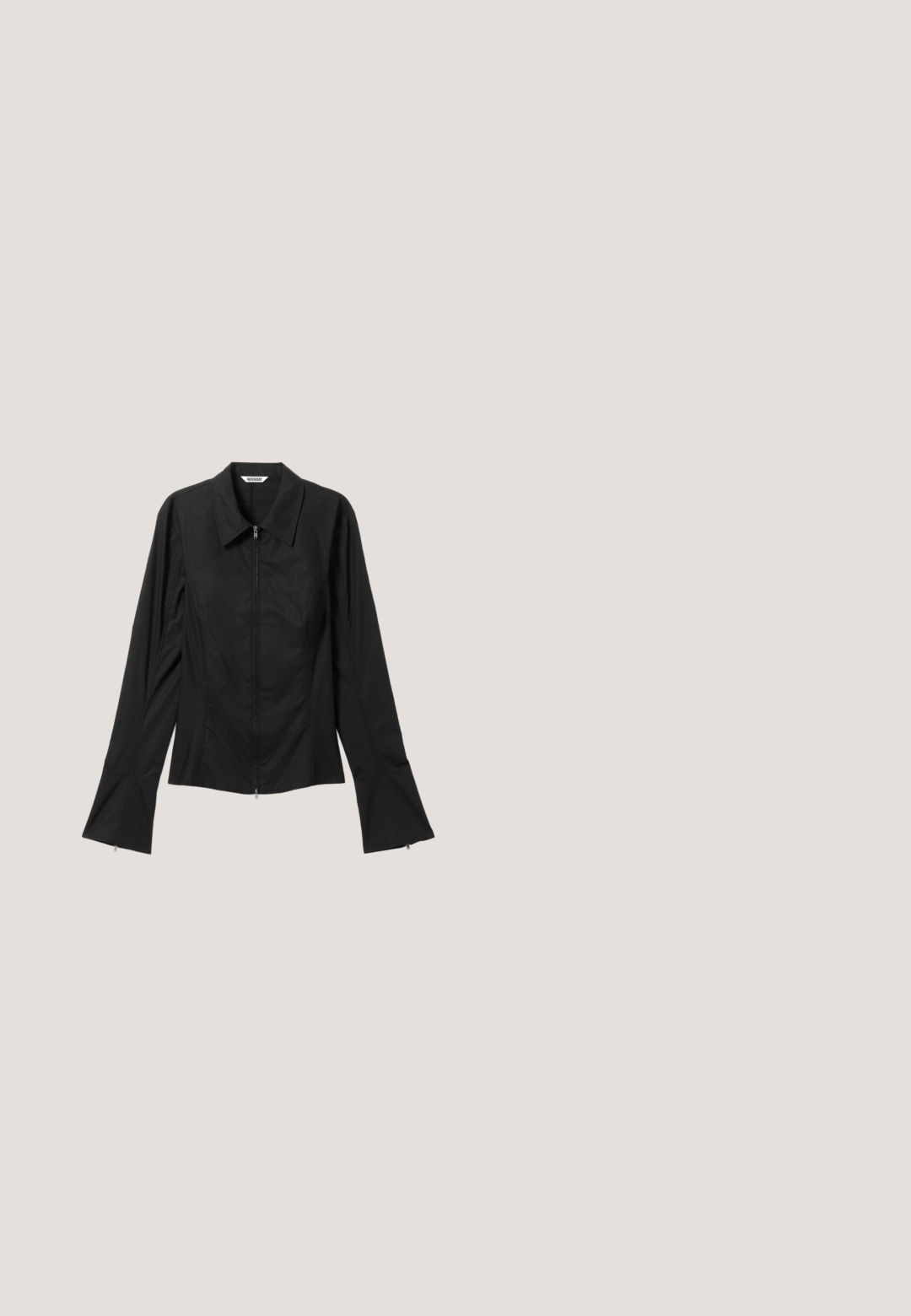 Chemise noire cintrée à manches longues avec col pointu, fermeture éclair à l'avant et poignets évasés, posée à plat sur un fond clair.; Jupe noire évasée avec une taille ajustée, présentant des coutures verticales et une texture lisse. L'ourlet est légèrement incurvé et se situe au-dessus de mi-cuisse.; Chaussure slingback en cuir verni noir avec bout pointu et petit talon bloc incliné sur fond clair uni.; Lunettes de soleil noires avec une monture rectangulaire élégante et des verres bleus. Présente une texture lisse et des branches robustes. Logo de la marque sur le côté.; Sac en osier noir et blanc de forme arrondie, avec une surface texturée et une poignée tressée. Convient à un usage décontracté.; Boucles d'oreilles en argent en forme de coquillage avec des nervures texturées et des courbes lisses, dotées d'un dos transparent pour un port sécurisé.