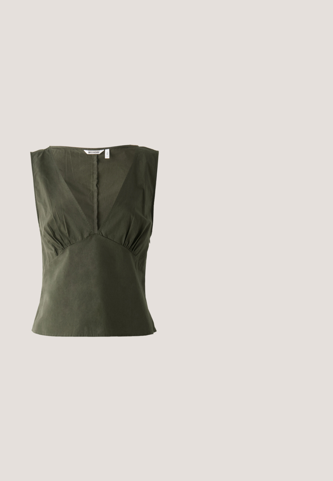Top sans manches vert olive en coton, présentant un décolleté en V, des détails froncés sur les côtés et un ourlet droit.; Pantalons larges verts olive en tissu léger et doux, dotés d'une taille froncée et d'une texture lisse, sans poches.; Mule à talon brun à bout pointu avec détail boucle flottant au-dessus d'une surface en cuir argenté capitonnée brillante.; Lunettes de soleil rondes teinte brun avec une monture bordeaux brillante. Branches fines avec un détail de marque subtil. Design de verres plats.; Pieces PCSUITY - Cabas - black; Paired boucles d'oreilles en métal doré poli de forme irrégulière avec un centre ouvert sur un fond blanc uni.