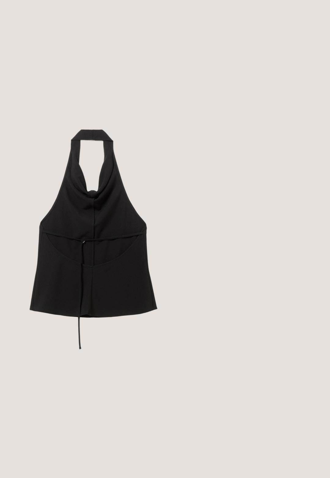 Haut noir sans manches à col licou avec une taille cintrée par un lien, un décolleté en V à l'avant et un ourlet inférieur fluide.; Pantalon noir à larges jambes avec passants pour ceinture et poches latérales, présenté à plat sur un fond blanc.; Escarpin en cuir noir à talon aiguille avec un bout pointu, une bride latérale à boucle, des clous le long du bord et un laçage décoratif à l'avant.; Lunettes de soleil à monture noire avec verres sombres angulaires et branches épaisses posées sur une surface blanche.; Sac à épaule en cuir noir brillant avec un seul compartiment zippé et une fine bandoulière arquée.; Ceinture en cuir noir au design large. Elle dispose d'une boucle décorative en argent et d'une finition texturée. Longueur ajustable avec un système de fermeture simple.