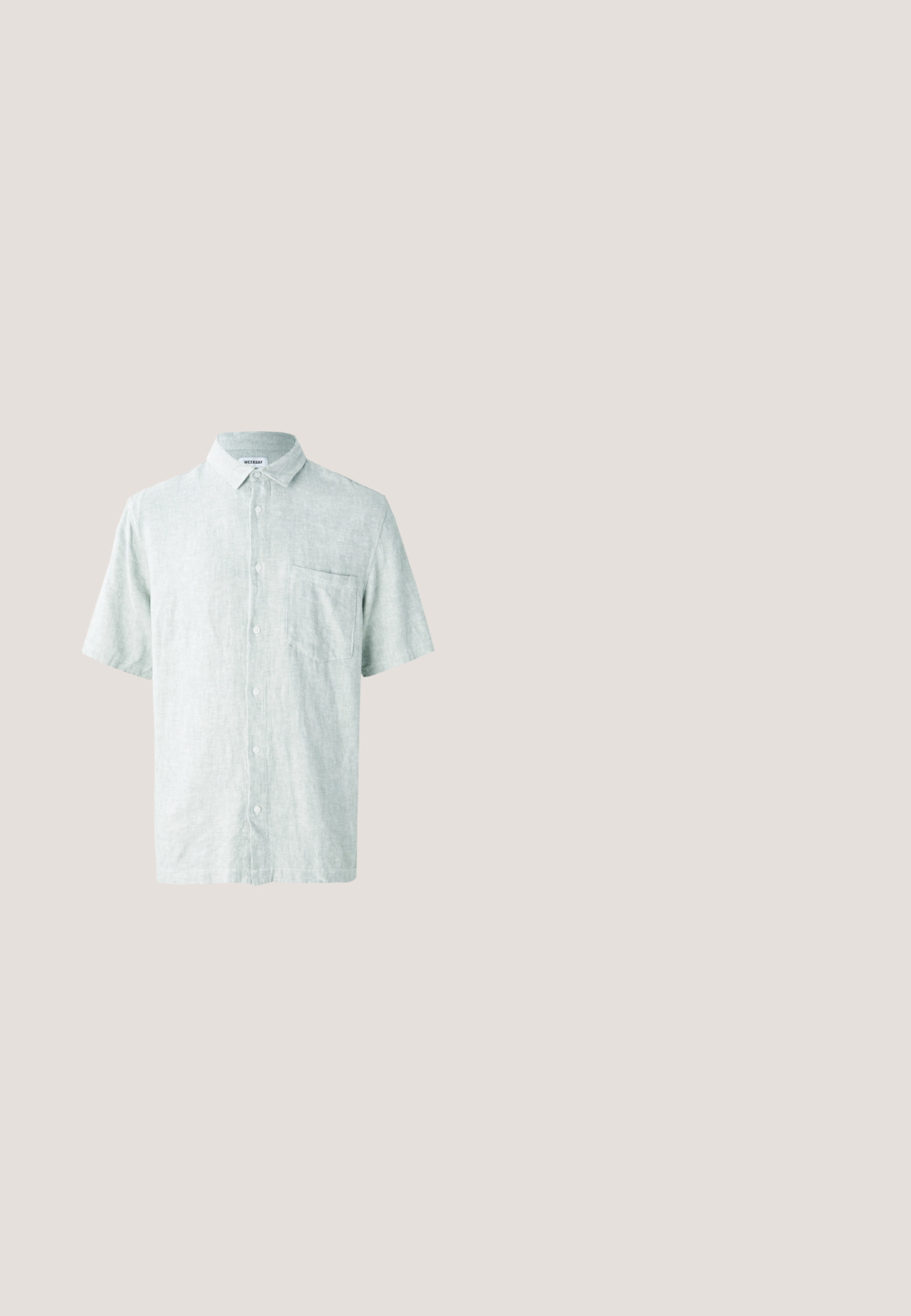 Chemise à col à manches courtes de couleur vert menthe clair, fabriquée en tissu texturé. Comprend une poche poitrine et des boutons blancs.; Shorts en denim beige clair avec une coupe ample, dotés de deux poches avant, d'une fermeture éclair et d'un bouton en métal.; Sandale à glissière à lanières croisées de couleur marron, dotée d'une finition mate, d'une semelle noire plate et d'une texture lisse. Design minimaliste sans matériel visible.; Lunettes de soleil noires rectangulaires avec des verres miroir bleus. Présentent une finition mate et le logo Ray-Ban sur les branches.; Sac fourre-tout crème et noir avec deux poignées noires et une petite poche avant avec un texte noir manuscrit.; Ceinture en cuir tressé marron avec boucle en métal argenté, enroulée sur un fond blanc.