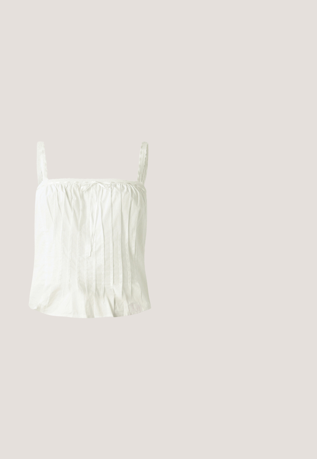 Top blanco sin mangas con tirantes finos, que presenta una textura plisada y acentos de encaje a lo largo del escote. Tela de algodón ligera.; Pantalones de pierna ancha en tejido color crema con una superficie texturizada. Presenta pliegues laterales y un cinturón decorativo con un acento de hebilla circular.; Zapato de salón negro de punta fina y tacón de aguja delgado, fotografiado de lado sobre fondo blanco.; Gafas de sol oversize negras con lentes gris degradado, montura de plástico brillante y grueso, y acentos de logo dorado en las patillas.; Bolso tote de cuero negro con asas anchas y dos pequeños botones dorados en la parte delantera contra un fondo claro y liso.; Pendientes asimétricos de oro en forma de gotas con formas fluidas e irregulares, que presentan líneas curvas suaves y extremos en forma de lágrima sobre un fondo blanco liso.