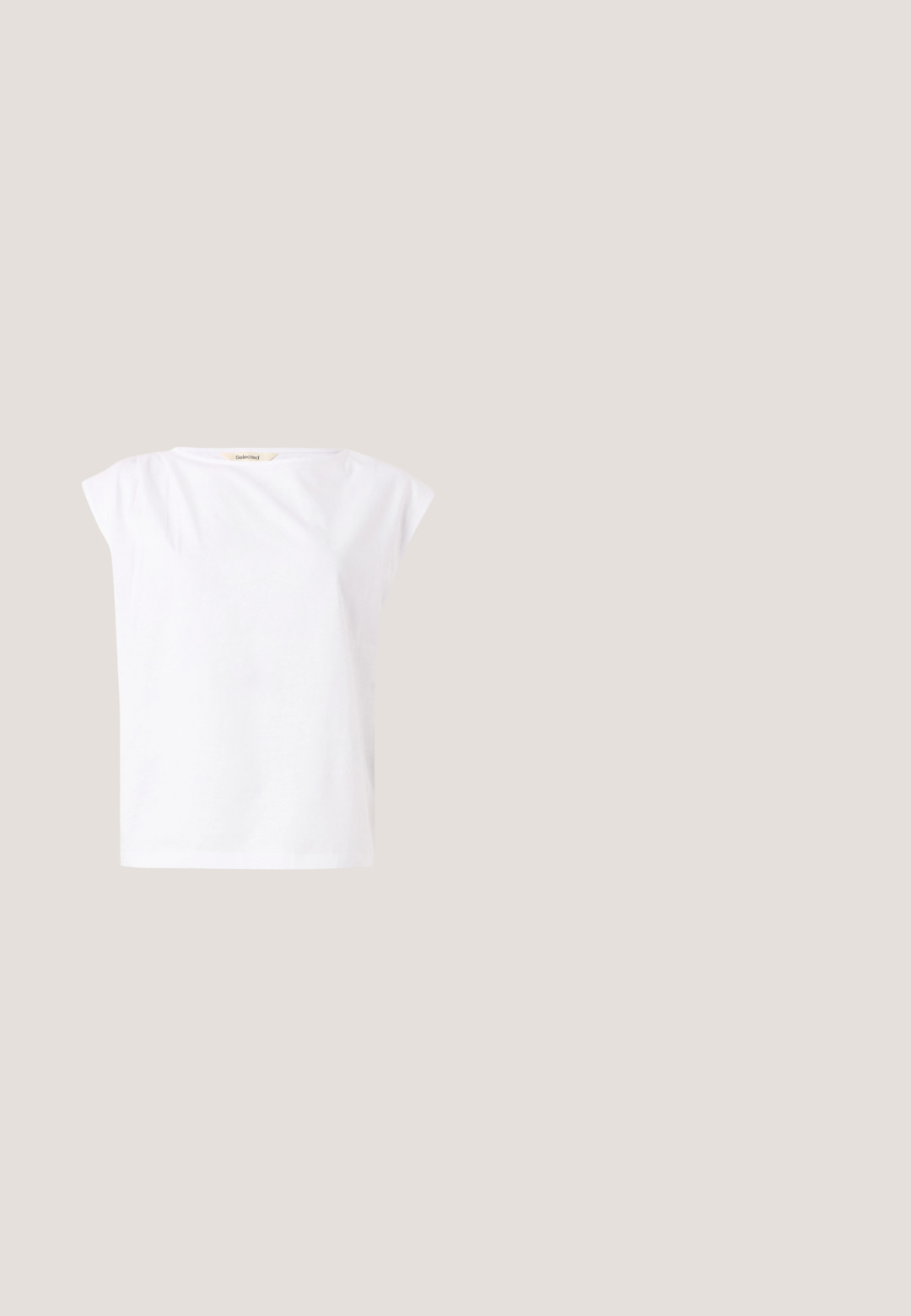 T-shirt blanc en coton à manches courtes avec un col rond et une petite étiquette "Selected" à l'intérieur du col.; Pantalon noir taille haute, large, confectionné sur mesure, avec passants de ceinture et poches avant sur un fond clair uni.; Escarpins slingback en cuir verni noir avec un bout pointu et une finition brillante. Présente un talon fin et un accent arrondi au dessus du pied.; Sac à main en cuir noir de forme arrondie, décoré de clous argentés et équipé d'une poignée courte. Texture lisse et fermeture éclair.; Boucles d'oreilles en métal argenté avec un design ondulé et sculptural, présentant une finition polie et des formes irrégulières, mettant en valeur une esthétique contemporaine.; Ceinture en cuir noir avec une boucle en métal argenté et des accents à double boucle, présentant une finition texturée et une extrémité effilée pour un ajustement sécuritaire.