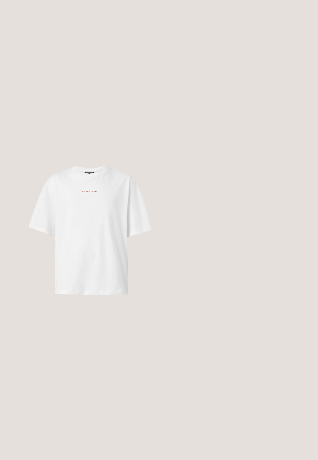 T-shirt blanc à manches courtes avec col rond, avec un petit texte rouge "MICHAEL KORS" centré sur la poitrine.; Jean droit en denim bleu clair avec cuisses avant délavées, style cinq poches, fermeture par boutons et passants pour ceinture.; Tongs noires avec un coussin de pied brun texturé, de fines lanières noires et une subtile accentuations blanches sur le bord de la semelle.; Lunettes de soleil rectangulaires à motif écaille de tortue, verres vert foncé et pont en forme de serrure sur un fond neutre.; Sac fourre-tout en toile beige avec deux poignées et "KARL LAGERFELD" imprimé en lettres beige assorties sur le devant.; Boucles d'oreilles en argent en forme de créoles, ornées de strass transparents, présentant une surface lisse et une forme arrondie. Design géométrique avec des accents étincelants.
