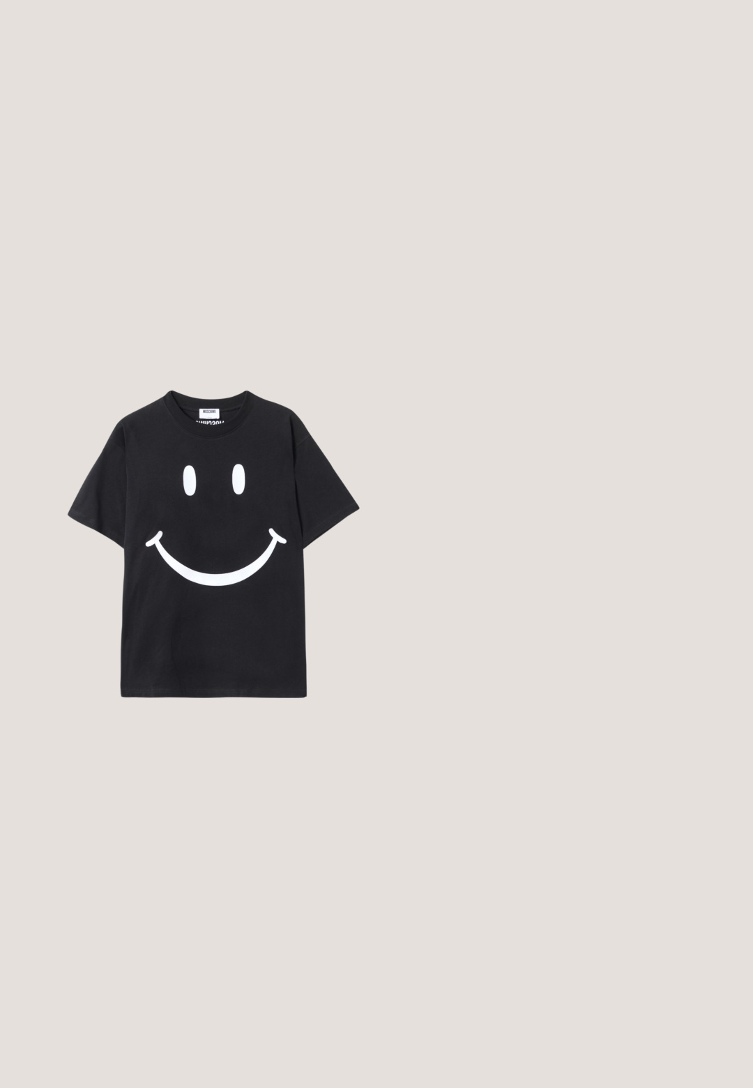 Sort t-shirt med korte ærmer lavet af bomuld, der har et stort hvidt smiley-ansigt grafisk design på forsiden. Klassisk rund halsudskæring.; Lyseblå denimjeans med vide ben, prydet med farverige broderede lapper med bogstaver, dyr og forskellige symboler.; Sort læder Mary Jane sko med en rem og spænde, prydet med forskellige runde klistermærker i røde, blå og hvide nuancer. Flad såldesign.; Lille sort Love Moschino håndtaske med to håndtag, hvid tekst "Love Moschino Made with love," og en justerbar skulderrem.; To skinnende røde hjerteformede objekter placeret side om side på en ensfarvet hvid baggrund.; Rød hjerteformet lædernøglering med guldfarvet lynlås, guldkæde og lås, mærket med "MARC JACOBS" i gyldne bogstaver.