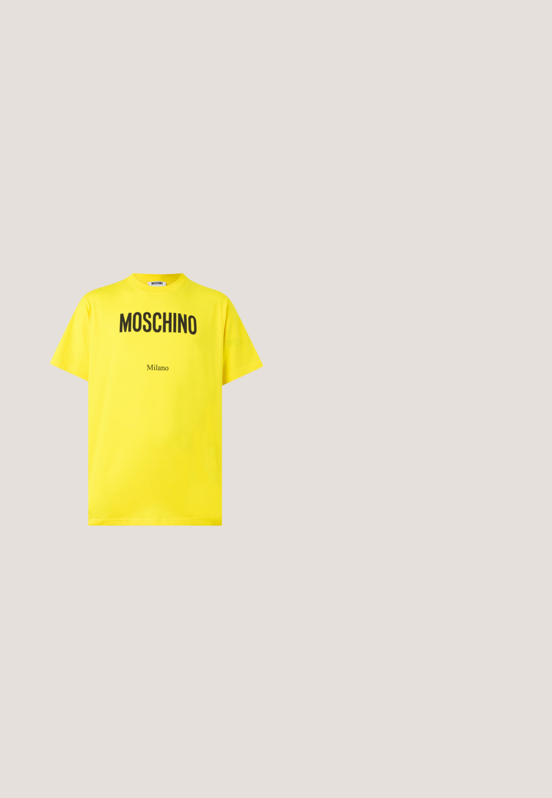 Gul bomuld T-shirt med sort "Moschino"-logo og "Milano"-tekst, rund hals, korte ærmer og en afslappet pasform.; Hvide bukser med sort abstrakt zebrastribemønster, lige ben, og bæltestropper ved linningen på en ensfarvet baggrund.; Svarte gummisandaler med udskæringsdesign, der har en gylden spænde-lukning og en tekstureret indersål. Præget logo på hælen.; Sort nylon taske med guldfarvet hardware, dobbelte top håndtag, aftagelig skulderrem og en lædermærke. Firkantet form med lynlåslukning.; Guldtonet metalkæde med et snoet design, glat overflade og en sikker lås, der har en kontinuerlig kædeform.; Gult bælte med sorte målebåndsmarkeringer og gyldent spænde med Moschino mærke, rullet på en hvid overflade.