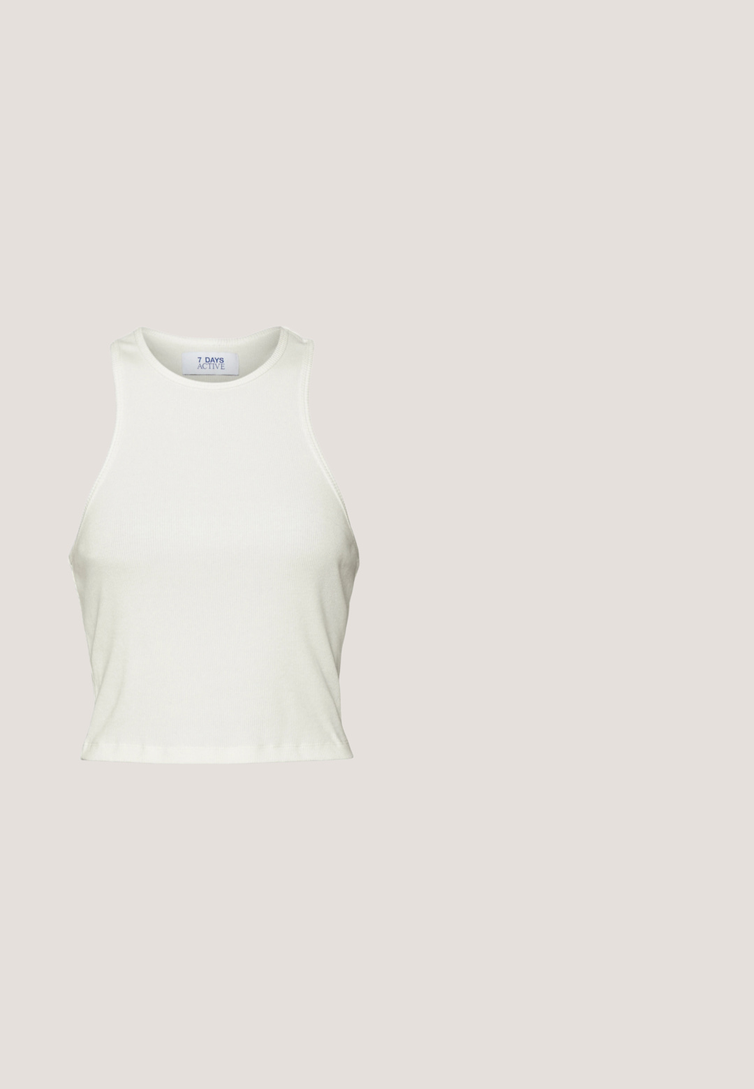 7 DAYS Active SHIELDS TOP - Μπλούζα - white; Τζιν σορτσάκια σε ανοιχτό μπλε χρώμα με φθαρμένη τελείωση. Διαθέτουν κλασικό σχέδιο με πέντε τσέπες, κλείσιμο με κουμπί και ελαφριά φθορά στο ύφασμα.; Μαύρες γυαλιστερές πλατφόρμες κλόγκ με στρογγυλή μύτη, καμπυλωτό επάνω μέρος και αντίθεση λευκής ραφής κατά μήκος της άκρης της σόλας.; Μαύρα ορθογώνια γυαλιά ηλίου με σκούρους φακούς. Διαθέτουν μια απαλή πλαστική κορνίζα και το λογότυπο "vogue" στους βραχίονες.; Μαύρη δερμάτινη τσάντα με στρογγυλή λαβή, ασημένιο φερμουάρ, λευκή γούνα και μια μακριά κρεμ φούντα προσαρτημένη στο μπροστινό μέρος.; Ασημένια σκουλαρίκια κρίκοι με λείο, γυαλισμένο φinish. Κυκλική μορφή και μινιμαλιστικός σχεδιασμός με άνοιγμα στη μία πλευρά.