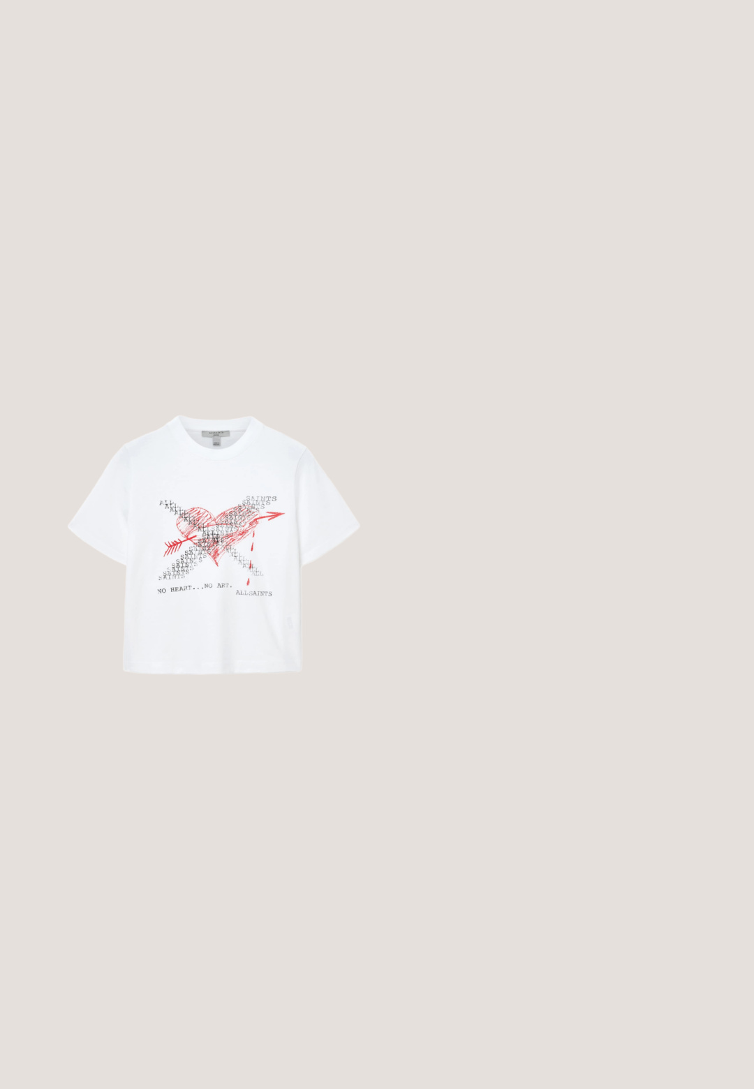 T-shirt en coton blanc avec un motif de cœur rouge traversé par des flèches et un texte imprimé en noir, incluant "NO HEART... NO ART. ALLSAINTS."; Pantalon noir à jambe large avec devant plissé, taille élastique, deux poches latérales, et tissu lisse et léger.; Sandales à plateforme noires avec deux larges brides, en matériau lisse. Présentent une semelle épaisse avec un dessous texturé pour l'adhérence.; Lunettes de soleil en forme d'ailes de chat avec un motif écaille de tortue foncé, dotées de lentilles brunes et de finitions en or. Montures carrées avec des branches texturées.; Sac cabas tissé noir avec deux larges poignées en cuir et un logo discret en relief sur les anses, sur fond blanc uni.; Pince à cheveux fleur ton or avec des pétales texturés fixée à un élastique noir. Présente des détails complexes et un design élégant.