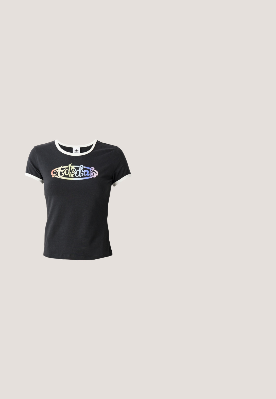 Sort bomulds T-shirt med hvid ribbet krave og ærmer. Har et farverigt, stiliseret "Adidas" logo på forsiden.; Grå flagrende jeans med en middelhøj talje, frontlommer og knaplukning, lavet af denimstof med en glat tekstur.; Hvide sneakers med en kraftig sål, tekstureret læderoverdel og dekorativ metal kæde med charms. Har snørebåndslukning og polstret krave.; Et par rektangulære solbriller med lyseblå gennemsigtige stel og mørkegrå linser, der har lige templer og minimale hardware detaljer.; Sort perlehandtaske med en buet silhuet, bærehåndtag og blank overflade. Båret med højhælede sorte sko og tætsiddende sorte shorts.; Lyserøde øreringe med krystaller, indviklede former og metalliske accenter. Letvægtsdesign med filigranmønster og stiftelukning.