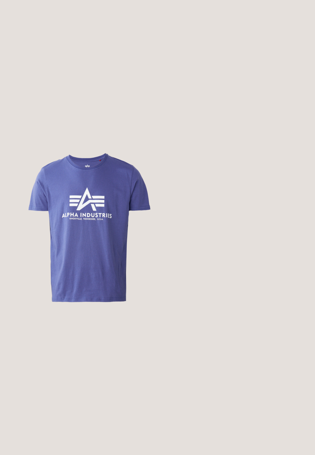 Camiseta de algodón morada de manga corta, que presenta un logo blanco que incluye "ALPHA INDUSTRIES" y un diseño geométrico.; Pantalones cortos cargo marrones con cierre de botón, trabillas para cinturón, bolsillos laterales y grandes bolsillos con solapa en cada muslo.; Botín de cuero marrón hasta el tobillo con un acabado texturizado, tacón negro en contraste, ojetes dorados y suela de goma de color claro.; Gafas de sol rectangulares con montura metálica negra y lentes tintados oscuros, descansando sobre una superficie blanca.; Bolso tote de lona azul con bolsillo frontal y bordado rojo "O.N.S", con asas dobles y una correa ajustable para el hombro.; Pulsera de cadena de metal con tono plateado con eslabones alternados rectangulares y ovales, cierre ajustable con pequeño colgante redondo sobre fondo blanco.