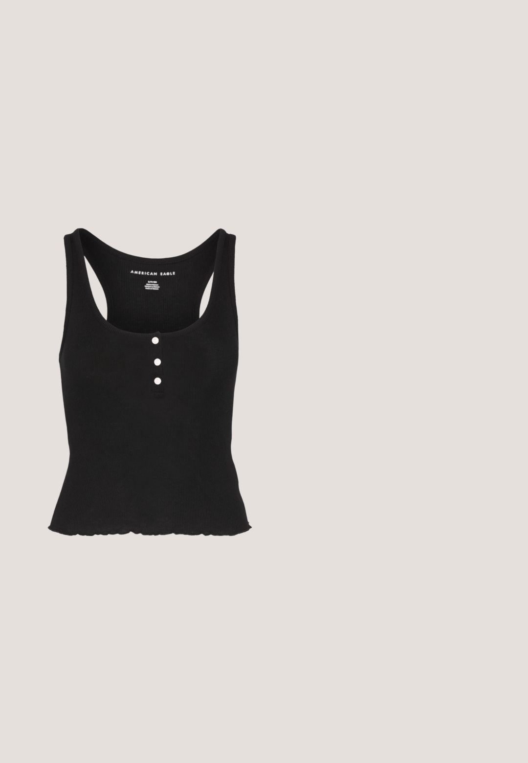 American Eagle HENLEY TANK SOLIDS - Top - black; Svetlomodré široké deninové džínsy s vysokým pásom, predným zapínaním na gombík, zipsom a piatimi vreckami na jednofarebnom pozadí.; Nohy v bielych ponožkách a čiernych teniskách Adidas Gazelle s bielymi pruhmi a hrubými hnedými podrážkami na sivom koberci.; Čierne slnečné okuliare v štýle mačacích očí s matným povrchom, so šedými tónovanými sklami, ostrými hranami a elegantnými bokovými ramenami. Názov značky je viditeľný na vnútornom ramene.; Strieborné kruhové náušnice s minimalistickým dizajnom. Cirkulárny tvar, hladký povrch a tenký profil. Ľahké s lesklým povrchom.; Čierny kožený opasok s okrúhlou striebornou prackou. Má hladkú textúru a minimalistický dizajn, s čistými okrajmi a bez viditeľných vzorov.