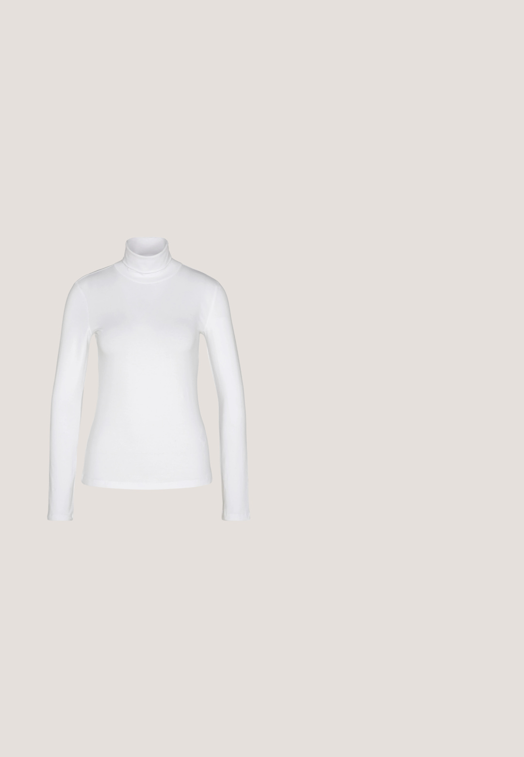 Chemise à col roulé blanc à manches longues en tissu lisse et extensible. Offre une coupe ajustée et un col haut. Pas de motifs ni d'accents visibles.; Jean en denim noir avec une coupe droite, cinq poches, matériel en cuivre et texture lisse. Deux étiquettes visibles sur la taille.; Bottine en cuir noir avec un bout pointu, une silhouette élégante et un talon carré massif. Texture lisse avec des détails de couture minimalistes.; Lunettes de soleil en écaille de tortue marron avec une forme vintage de lunettes cat-eye et des verres marron. Présente des branches courbées avec des accents rouges.; Sac à main en cuir noir de forme triangulaire, avec un rabat incliné et une poignée supérieure arrondie. Il présente une texture lisse et des détails de design minimalistes.; Boucles d'oreilles en métal doré en forme d'anneau, avec une finition lisse et arrondie. Elles possèdent des accents orange à l'arrière pour un maintien sécurisé.