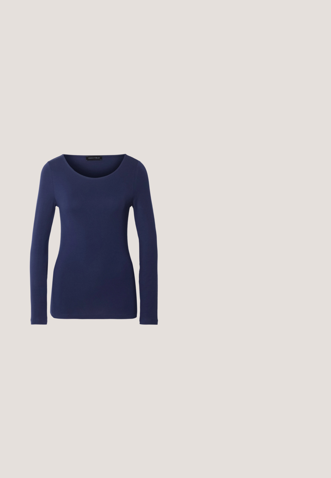 Marineblå langærmet T-shirt lavet af blødt materiale med rund halsudskæring og tætsiddende design. Ingen synlige mønstre eller accenter.; Bukser med vide ben i mørk marineblå, lavet af glat stof. Har en skræddersyet talje og forlommer med læg, designet til en afslappet pasform.; Hvide ballerinasko i læder med spids tå, ankelsnor og lav sort hæl. Glat tekstur med minimale detaljer.; Skildpaddeskals solbriller med rundede linser, letvægts metalarme og diskrete grønne linser. Rammerne har en struktureret finish.; Hobo-taske i cremefarvet læder med en enkelt skulderrem, glat tekstur og et guldfarvet spænde foran.; Sølvøreringe i form af hoops med en glat, blank finish. Cirkulær form, der har en sikker lås. Simpelt og elegant design.