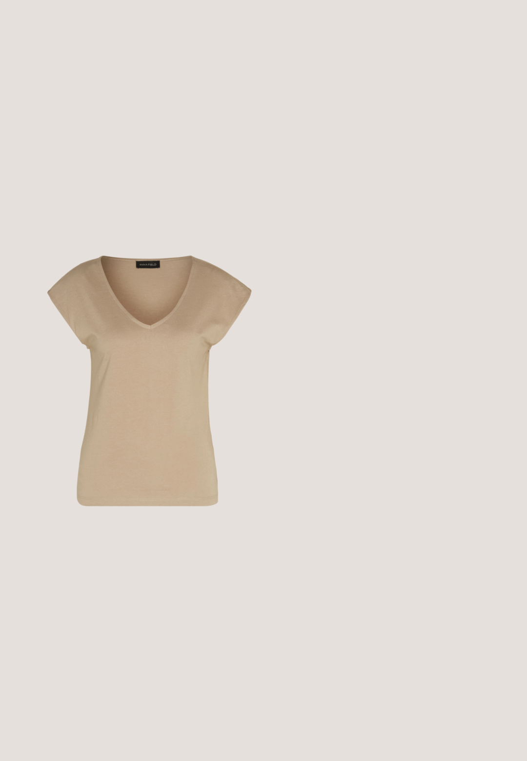 Camiseta de cuello en V beige con mangas cortas, hecha de material suave. Presenta un diseño simple sin patrones ni acentos.; GAP HERITAGE - Pantalones deportivos - heather grey; Zapatilla de cuero blanca con diseño bajo, cordones planos, punta redondeada y laterales texturizados. Suela de goma gruesa con acentos sutiles.; Gafas de sol negras en forma de ojo de gato con un acabado mate, que presentan lentes ahumados grises, ángulos pronunciados y brazos laterales elegantes. Nombre de la marca visible en el interior del brazo.; Bolso de hombro de cuero negro con textura suave, forma redondeada y una correa delgada. Cuenta con cierre de cremallera y detalles mínimos de herrajes.; Pendientes de aro de plata con un acabado pulido, que presentan una forma circular y un cierre de gancho. Textura suave con detalles mínimos.