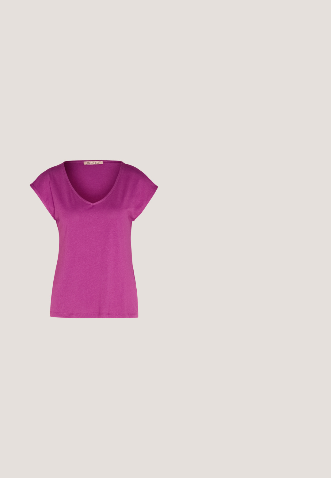 Camiseta de manga corta y cuello en V de color rosa brillante. Fabricada con un tejido suave y ligero con una textura lisa. Diseño simple, sin patrones ni adornos.; Falda midi de mezclilla blanca con una abertura frontal, diseño de cinco bolsillos y cierre de botón metálico. Textura suave, cintura alta, silueta recta.; Zapatilla de cuero blanca con diseño bajo, cordones planos, punta redondeada y laterales texturizados. Suela de goma gruesa con acentos sutiles.; Gafas de montura redonda claras con lentes de plástico transparente y brazos de metal plateado. Diseño minimalista con detalles sutiles en la bisagra.; Bolso de mano de imitación cuero blanco con una forma triangular estructurada, correa ajustable única y cierre con solapa acentuada en curva.; Pendientes de aro de oro con una superficie texturizada e irregular. Presentan un diseño ligero y una forma circular, aptos para el uso diario.