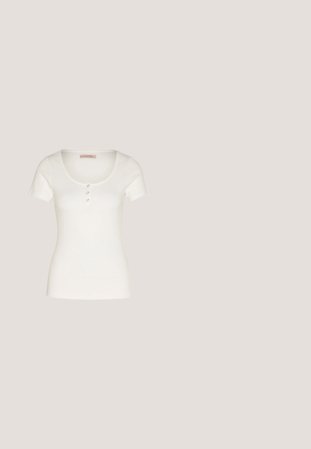 Top corto de manga corta blanco con cuello en bote, que presenta tres botones decorativos en el frente. Textura suave, diseño ajustado.; Pantalones de pierna ancha en azul claro, con pliegues frontales, una cintura plana y un tejido suave y texturizado. Acabado liso y sin patrones visibles.; Zapatilla de cuero blanca con diseño bajo, cordones planos, punta redondeada y laterales texturizados. Suela de goma gruesa con acentos sutiles.; Gafas cuadradas de plástico transparente con lentes translúcidos, que cuentan con acentos dorados en las patillas para un detalle adicional.; Bolso tote texturizado de color crema con asas largas y detalles en metal dorado sobre un fondo neutro.; Pendientes de aro plateados con textura ondulada e irregular. Presentan una forma circular delgada y un acabado reflectante.