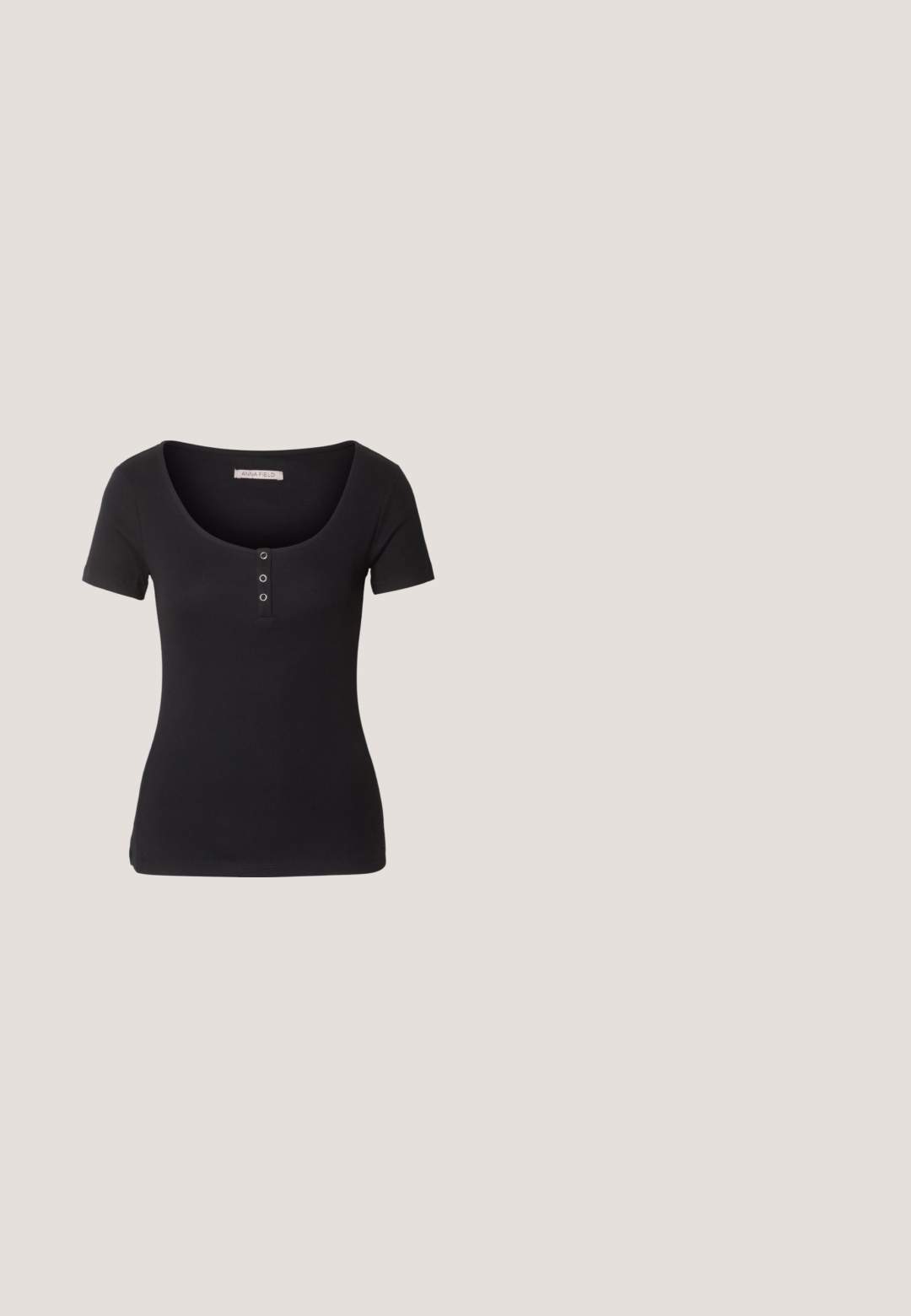 Sort ribbet t-shirt med korte ærmer og en bred rund halsudskæring. Har tre sølvknapdetaljer foran. Blød tekstur.; Blå denim flared jeans med høj talje, kontraststing og et vævet bælte med flettet design. Glat tekstur og klassisk stil.; Sorte læder slingback-sko med spidse tæer, flad hæl og ankelrem; båret med lyseblå viddebenede jeans.; Sorte, kantede solbriller med grå linser; lavet af plast, med tykke stænger med en glat overflade og ingen synlig hardware.; Sort læderhåndtaske med rund form, dobbelte hanke, dekorative hardware-detaljer og snøre på siden. Glat, blank overflade.; Sort tekstureret læderbælte med sølvfarvet rundet metalspænde og bæltestrop, snoet på hvid baggrund.