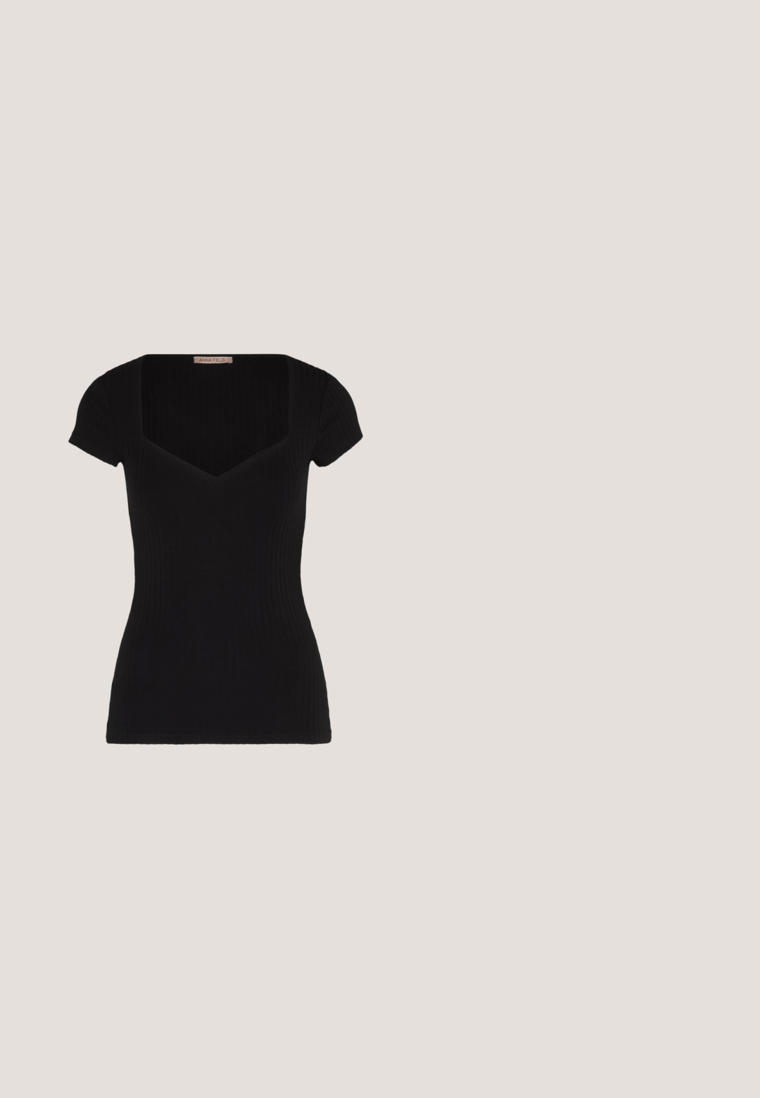 Sort ribbet kortærmet top med en dyb firkantet udskæring og tætsiddende silhuet. Har en glat tekstur og minimale designdetaljer.; Høj talje, brede ben sorte jeans lavet af denim, med knaplukning, bæltestropper og to baglommer med syninger.; Even&Odd Cowboy- / bikerstøvler - black; Sort mesh halvmåne håndtaske med en kort justerbar læderrem og lynlåslukning på en ensartet lys baggrund.; Sølv hoops med en bølget, uregelmæssig tekstur. Har en tynd, cirkulær form og en reflekterende finish.; Sort læderbælte med en glat overflade, der har en sølvfarvet metalspænde og enkle løb-accenter. Designet er elegant og minimalistisk.