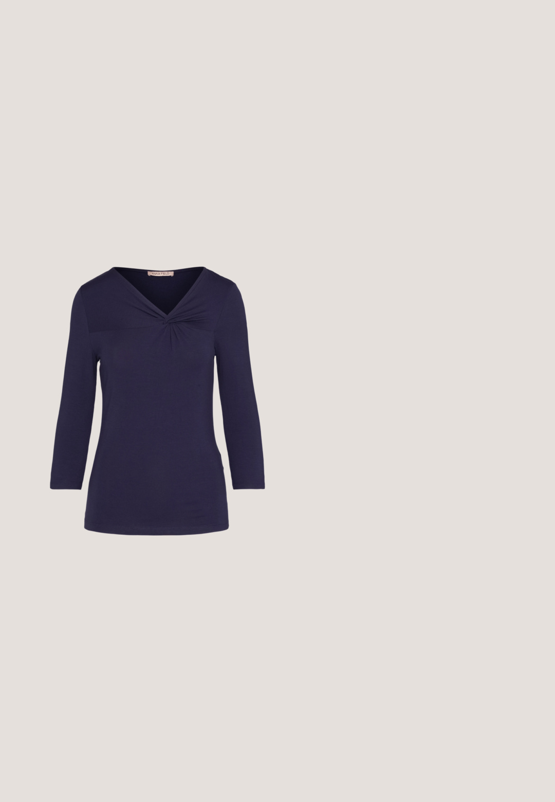 Anna Field by Zalando Langærmet T-shirt - dark blue; Breddebenede jeans lavet af mørkeblåt denim. Har en høj talje, fem-pockets design og diskret syninger på sømmene.; Hvide platformmules med en glat overflade, åben tå-design og en kraftig hæl. Har en subtil overfladiskøm og en kontrastfarvet sål.; Klare plastiske briller med firkantet ramme og gennemsigtige linser, der har guld accenter på tempelstængerne for ekstra detaljer.; Cremefarvet læder skuldertaske med en halvmåneform, tynd rem og diskrete syninger. Minimalistisk design med hardware-accenter i guldton.; Sølvring med dobbeltbånd og en glat, poleret overflade. Den har et flydende, buet design med overlappende sektioner for et moderne udtryk.
