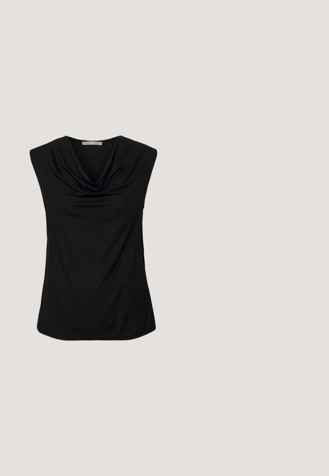 Anna Field by Zalando Top - black; Šedé džínsové nohavice s vysokým pásom a širokými nohavicami, s pleteným opaskom, prednými vreckami, zapínaním na gombíky a ohrnutými lemami.; Strieborné metalické ploché topánky so štvorcovým špičkou, s remienkom na päte a výrezmi. Hladký povrch na drevenej podlahe.; Čierna kožená kabelka cez plece s dvojitými popruhmi pripevnenými zlatými krúžkami a nitmi, hladký a mierne lesklý povrch, jednoduchý dizajn.; Pár vyleštených strieborných kruhových náušníc s vrstveným, zakriveným tyčovým dizajnom na jednoduchom svetlom pozadí.; Hnedá bunda s ovčou vlnou, šedé tričko s výstrihom do V, čierny opasok so striebornou oválnou sponou, čierne priliehavé džínsy, textúrované materiály a vrstvený dizajn.