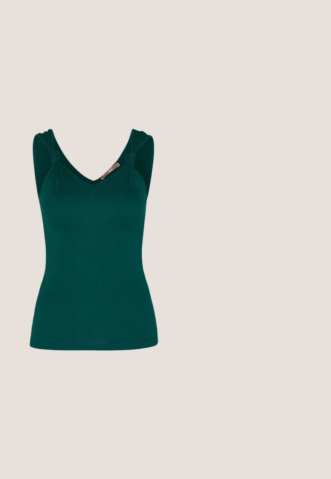 Anna Field Top - dark green; Biele rozšírené džínsy vyrobené z bavlneného denimu, s vysokým pásom, zapínaním na gombík a štyrmi vreckami, s jemnou textúrou.; Čierne kožené platformové sandále s dizajnom peep-toe, remienkom na členok a masívnym štvorcovým opätkom. Hladký povrch a minimalistický štýl.; Čierne, ostré slnečné okuliare so sivými sklami; vyrobené z plastu, majú hrubé ramená s hladkým povrchom a bez viditeľnej mechaniky.; Pieces PCALUANA SHOULDER BAG - Kabelka - black; Strieborné náušnice v tvare zakrivenej písmena C, ozdobené jasnými, guľatými rhinestones pozdĺž okraja. Hladký kovový povrch.