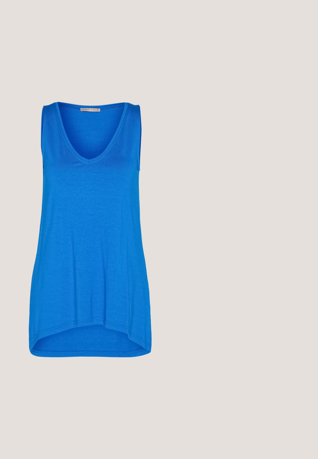 Anna Field by Zalando Top - blue; Strakke jeans in middelblauw denim, met een middelhoge taille, vijf-pocketontwerp en subtiele stikaccenten. Soepele textuur en klassieke pasvorm.; Zwarte leren loafers met textuurelementen, lage hak, ronde neus en zichtbare stiksels. Model draagt donkere broek en een grijze top.; Zwarte leren hobo tas met een zachte, glanzende textuur en een ronde, open bovenkant. Voorzien van een brede, gebogen schouderband om te dragen. Geen zichtbare hardware.; Zilveren oorbellen in de vorm van een gladde, glanzende ring. Circulaire vorm, voorzien van een veilige sluiting. Eenvoudig en elegant ontwerp.; Zwarte leren riem met een gladde textuur, voorzien van een metalen zilveren gesp en een taps toelopende punt. Eenvoudig, klassiek ontwerp.
