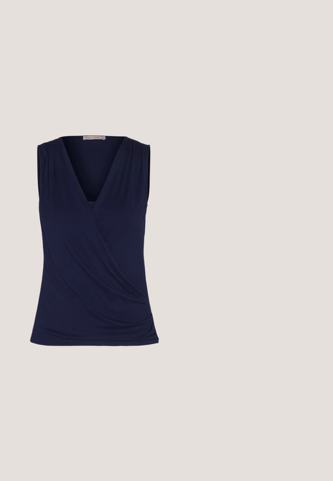 Anna Field by Zalando Débardeur - dark blue; Pantalons en tissu lisse à taille élastique bleu marine avec une coupe droite. Aucun motif ni matériel visible.; Des ballerines à bride arrière avec un dessus texturé blanc et un bout pointu noir. Elles présentent une semelle plate et des découpes sur les côtés pour une meilleure respirabilité.; Lunettes carrées en plastique transparent avec des verres translucides, dotées d'accents dorés sur les branches pour plus de détails.; Sac fourre-tout texturé couleur crème, avec longues anses et détails métalliques dorés sur un fond neutre.; Boucles d'oreilles en argent avec une finition polie, présentant une forme circulaire et une fermeture à charnière. Texture lisse avec un minimum de détails.