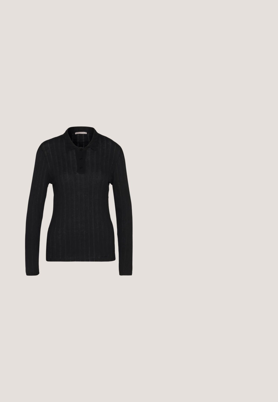 Anna Field by Zalando Poloshirt - black; Zwarte, rechte broek van geweven stof, met een platte voorkant, twee zijzakken en een gladde textuur. Geen zichtbare patronen of accenten.; Zwarte enkellaarsjes van glanzend materiaal met een vierkante neus en taps toelopende hak, afgezet tegen een glanzende zilveren gecapitonneerde achtergrond.; Zwarte leren handtas met een gladde textuur, rechthoekige vorm en twee lange handvaten. Geen zichtbare hardware of versieringen.; Een paar zilveren oorringen met subtiele gegraveerde details, geplaatst op een effen witte achtergrond.; Zwarte leren riem met een zilveren ronde gesp, vlak ontwerp, taps toelopend uiteinde, gladde textuur en minimalistische stijl.