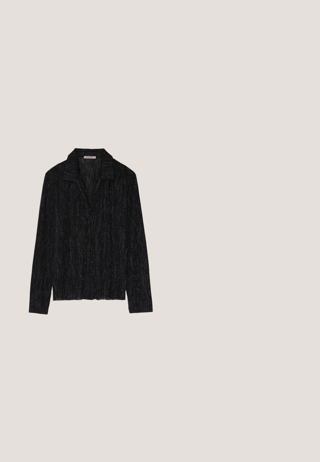 Chaqueta negra de manga larga con una superficie texturizada y brillante. Presenta un cuello con solapa y un cierre de botones en el frente.; Pantalones negros de pierna ancha y talle alto con seis botones decorativos dorados dispuestos en dos filas verticales cerca de la cintura.; Zapatos de charol negro tipo slingback con puntera cuadrada, que cuentan con dobles correas ajustables en el tobillo y tacones en bloque. Acabado suave y brillante.; Bolso tote de cuero sintético negro con un acabado texturizado, dos asas largas y detalles en tono dorado en el lateral. Forma rectangular.; Pendientes de studs en forma abstracta de plata con un acabado pulido, que presentan curvas suaves y contornos sutiles. Sin patrones o acentos visibles.; Cinturón de cuero negro con hebilla de metal plateado y acentos de doble lazo, que presenta un acabado texturizado y un extremo cónico para un ajuste seguro.