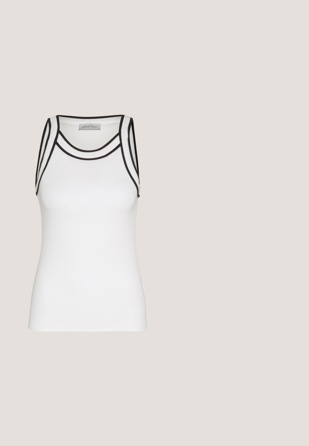 Top de tirantes blanco hecho de tela acanalada, con detalles en negro a lo largo del escote y los ojales de los brazos, con una silueta ajustada.; Pantalones negros de pierna recta, confeccionados en tejido plano, con frente liso, dos bolsillos laterales y una textura suave. Sin patrones ni adornos visibles.; Mules negros con tacón, de parte superior de cuero mate y suave, puntera abierta, banda ancha en el empeine y tacón cuadrado y delgado.; Gafas de sol rectangulares negras con lentes oscuros, montura de plástico grueso y patillas anchas. Superficie lisa y diseño anguloso.; Bolso tote de cuero sintético negro con dos asas resistentes y detalles en dorado, acompañado de un pequeño clutch negro acolchado con una correa de cadena.; Pendientes de aro de plata, forma circular, textura lisa y brillante, y ancho constante en toda su extensión. Diseño minimalista sin acentos adicionales.