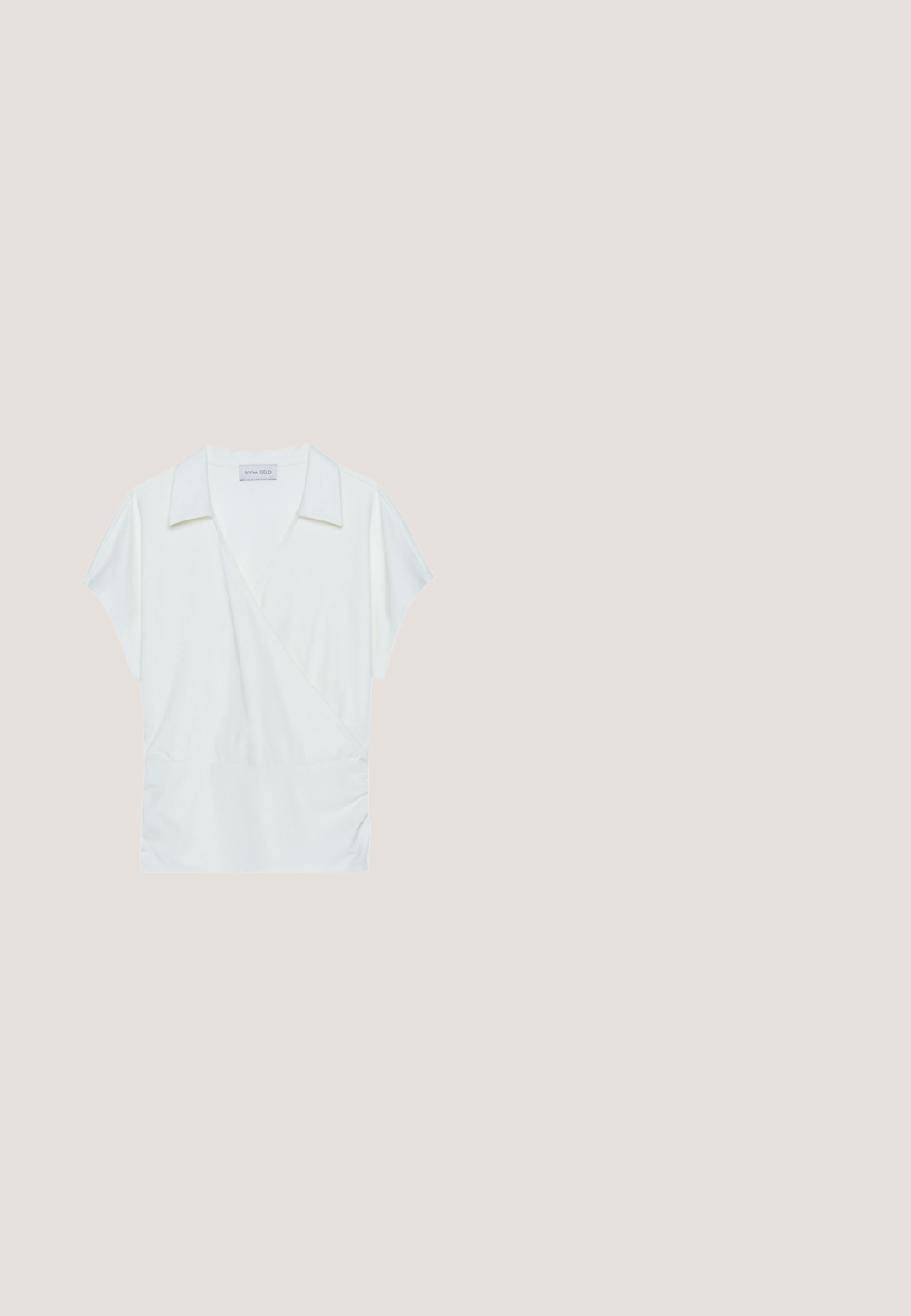 Blouse à col blanc en tissu lisse, avec des manches courtes et des détails froncés à la taille pour une coupe décontractée.; Shorts blancs au design ajusté, à l'avant plat, avec deux poches latérales et un ourlet net. Fabriqués à partir d'un tissu lisse sans motifs visibles.; Escarpin à bout pointu, de couleur crème, avec un talon carré. Il est doté d'une fine lanière de cheville avec une boucle ronde et d'une texture en cuir lisse.; Lunettes de soleil légères et transparentes avec une monture ronde, des branches fines et des verres clairs, présentant des courbes subtiles et une finition lisse.; Sac à main matelassé couleur crème avec fermoir à verrou doré, poignée supérieure et bandoulière réglable sur fond blanc.; Ensemble collier et bracelet ton or avec motifs floraux et feuilles en cristal clair, tous deux avec fermoirs chaîne réglables sur fond blanc.
