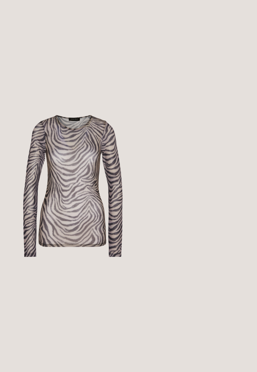 Langärmliges Oberteil aus transparenter Stoff mit einem Zebramuster in Grautönen und Beige. Runder Halsauschnitt, figurbetonte Silhouette.; Schwarze weit geschnittene Jeans aus Denim, mit hoher Taille, frontalen Taschen und tonal abgesteppten Nähten.; Schwarzer Knöchelstiefel aus strukturiertem Leder, mit spitzer Zehenpartie, einer massiven Plateau-Sohle und einem hohen Blockabsatz. Glatte Oberfläche, minimalistische Details.; Schwarze Lederhandtasche mit strukturiertem Design, glatter Textur und einem einzelnen Schulterriemen. Verfügt über ein dezentes, abgerundetes Klappendesign.; Silberner Doppelring mit einer glatten, polierten Oberfläche. Verfügt über ein fließendes, kurviges Design mit überlappenden Abschnitten für einen modernen Look.; Schwarzer Ledergürtel mit einer großen silbernen Metallschnalle, die über feine Verzierungen und dekorative Akzente an beiden Enden verfügt.