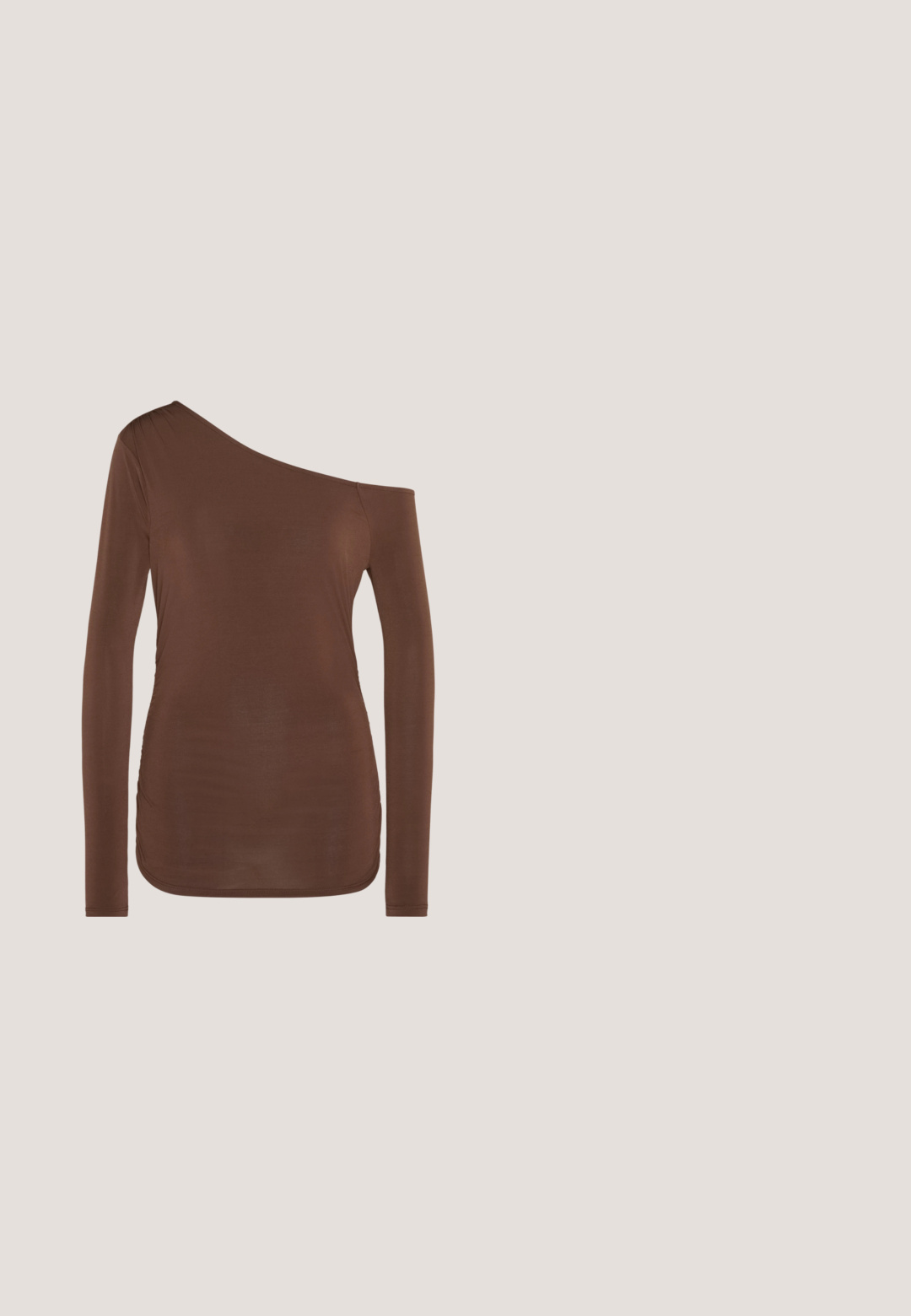 Brun langærmet top med en asymmetrisk halsudskæring, der har et enkelt off-shoulder design og en glat, tætsiddende tekstur.; Sort, knælange blyantskørt lavet af glat stof med elastisk talje, præget af et simpelt, minimalistisk design uden synlig hardware.; Mørkebrune laklædersandal med blokhæl, ankelrem med spænde og to tynde remme over tæerne på hvid baggrund.; Brune-farvede rektangulære briller med en glat overflade, der har slanke arme og gennemsigtige linser. Logoet er synligt på venstre temple.; Bordeaux, skinnende vegansk læder tote taske med en blød, skulpturel form og et bredt, buet håndtag for nem bæring.; Guld- og sølvøreringe med en blandet metallisk finish, der har et glat, buet design og en sømløs lukning.
