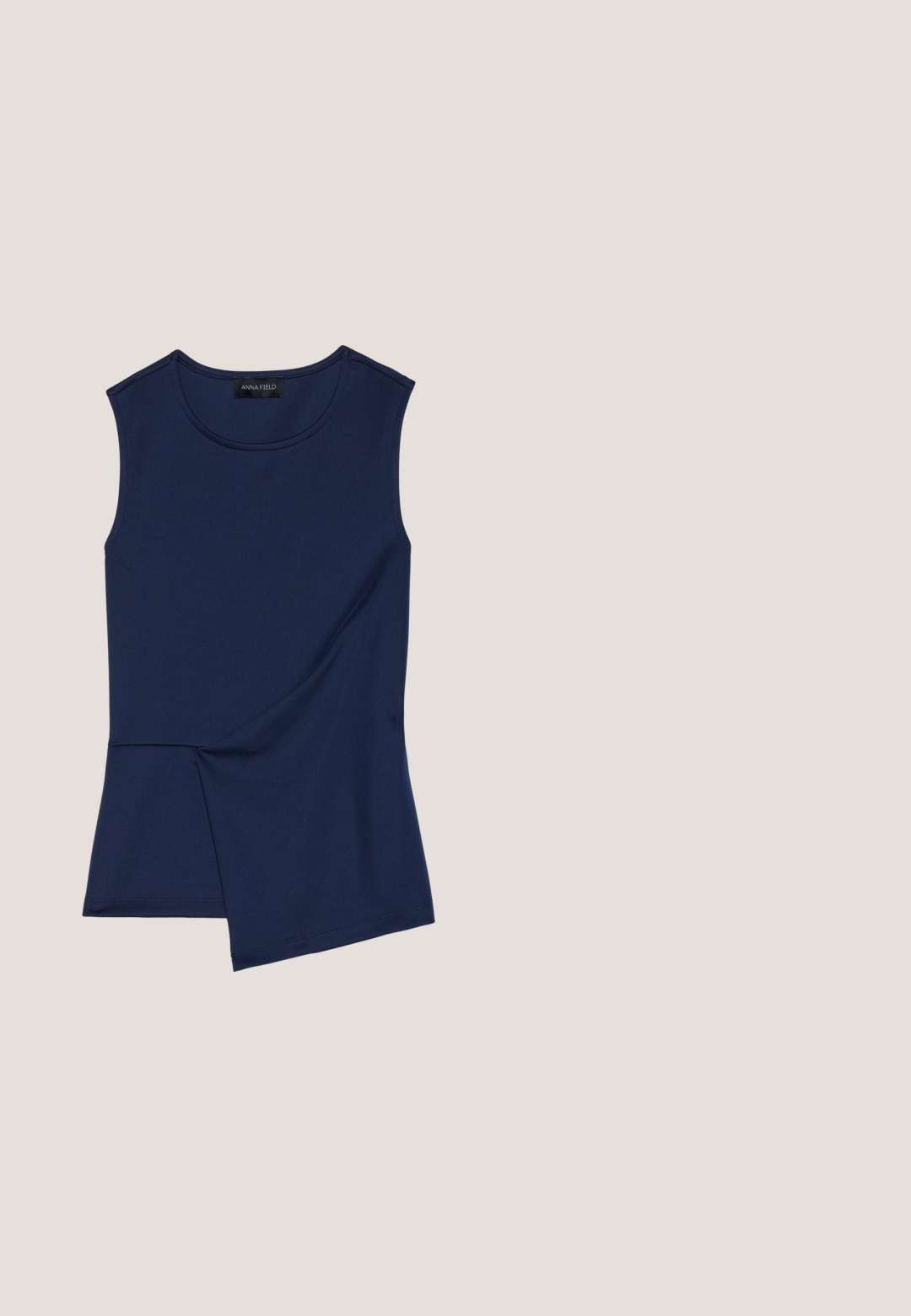 Marineblaues ärmelloses Oberteil aus glattem Stoff, mit einem drapierten Design und subtilen Faltendetails an der Taille.; Weiße Leinenhose mit geradem Bein, Knopfverschluss und ohne sichtbare Muster. Glatte Textur und minimales Design.; Beiger und weißer flacher Slingback-Schuh mit gemustertem Stoff, Schleifendetail am Zeh und goldener Schnalle am Knöchelriemen.; Schwarze Sonnenbrille mit achteckigem Rahmen, getönten Gläsern und glänzender Oberfläche. Verfügt über metallische Akzentdetails an den Bügeln.; Schwarze Lederhandtasche mit abgerundeter Form, verziert mit silbernen Nietenakzenten und kurzem Griff. Glatte Struktur und Reißverschlussverschluss.; Goldfarbene Lagenhalskette mit Perlenverzierungen und sternförmigen Akzenten. Besteht aus mehreren Ketten mit unterschiedlichen Längen und Texturen.
